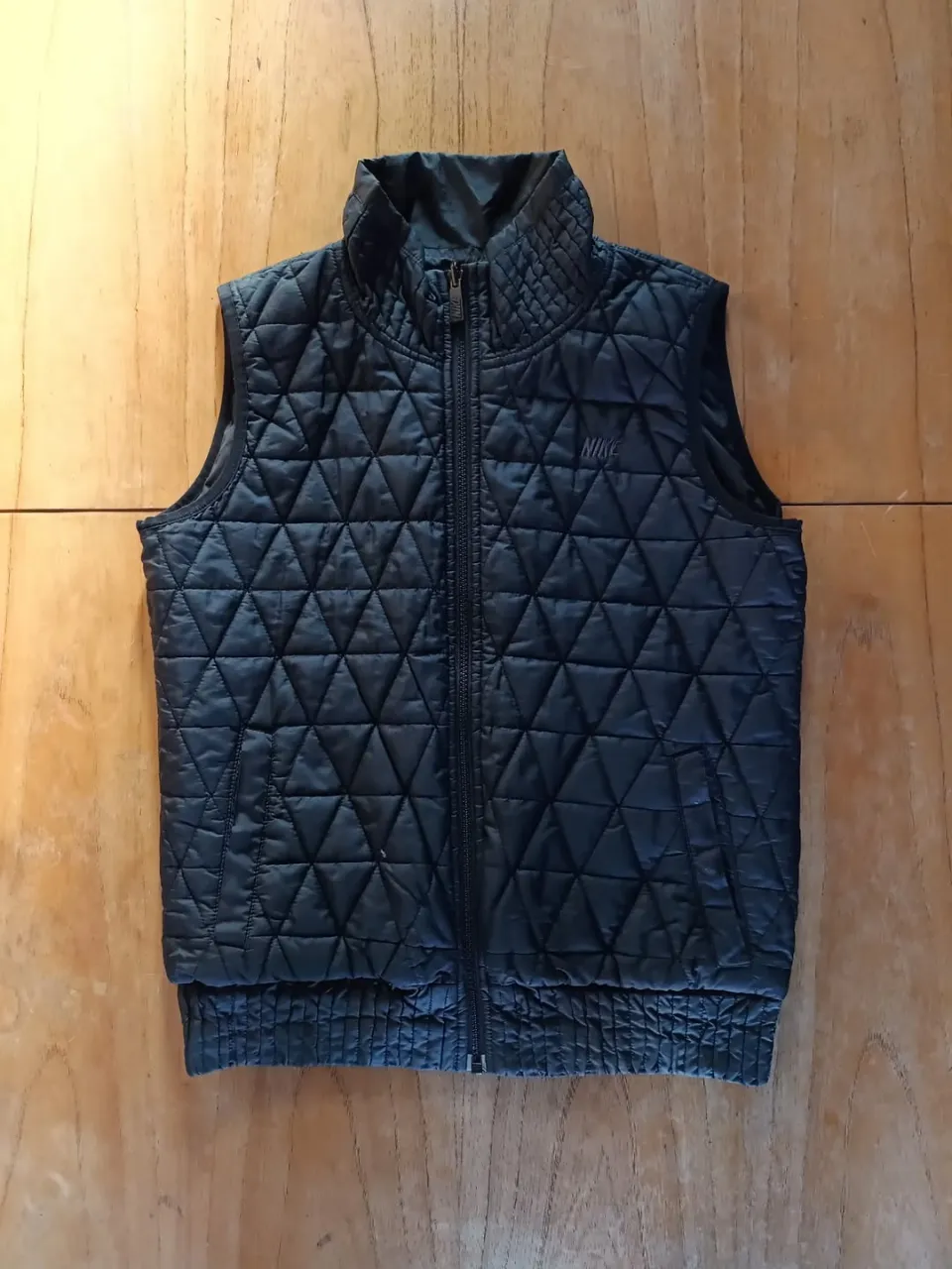 Chaleco Puffer Nike Vintage Reversible Negro ( Talle M )

Medidas 
Axila a Axila: 50cm
Hombros: 39cm
Largo: 60cm