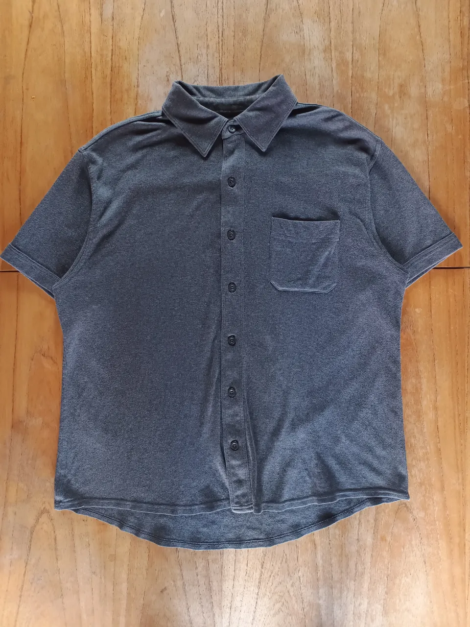 Camisa Gap Gris Oscuro ( Talle M / L )

Medidas
Axila a Axila: 57cm
Hombros: 49cm
Largo: 70cm
Mangas: 22cm