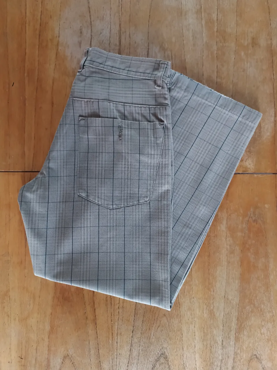 Pantalón Doo Australia Cuadrille Beige ( Talle 40 Arg )

Medidas 
Cintura: 42cm
Tiro Delantero: 28cm
Tiro Trasero: 39cm
Largo: 97cm
Botamanga: 23cm