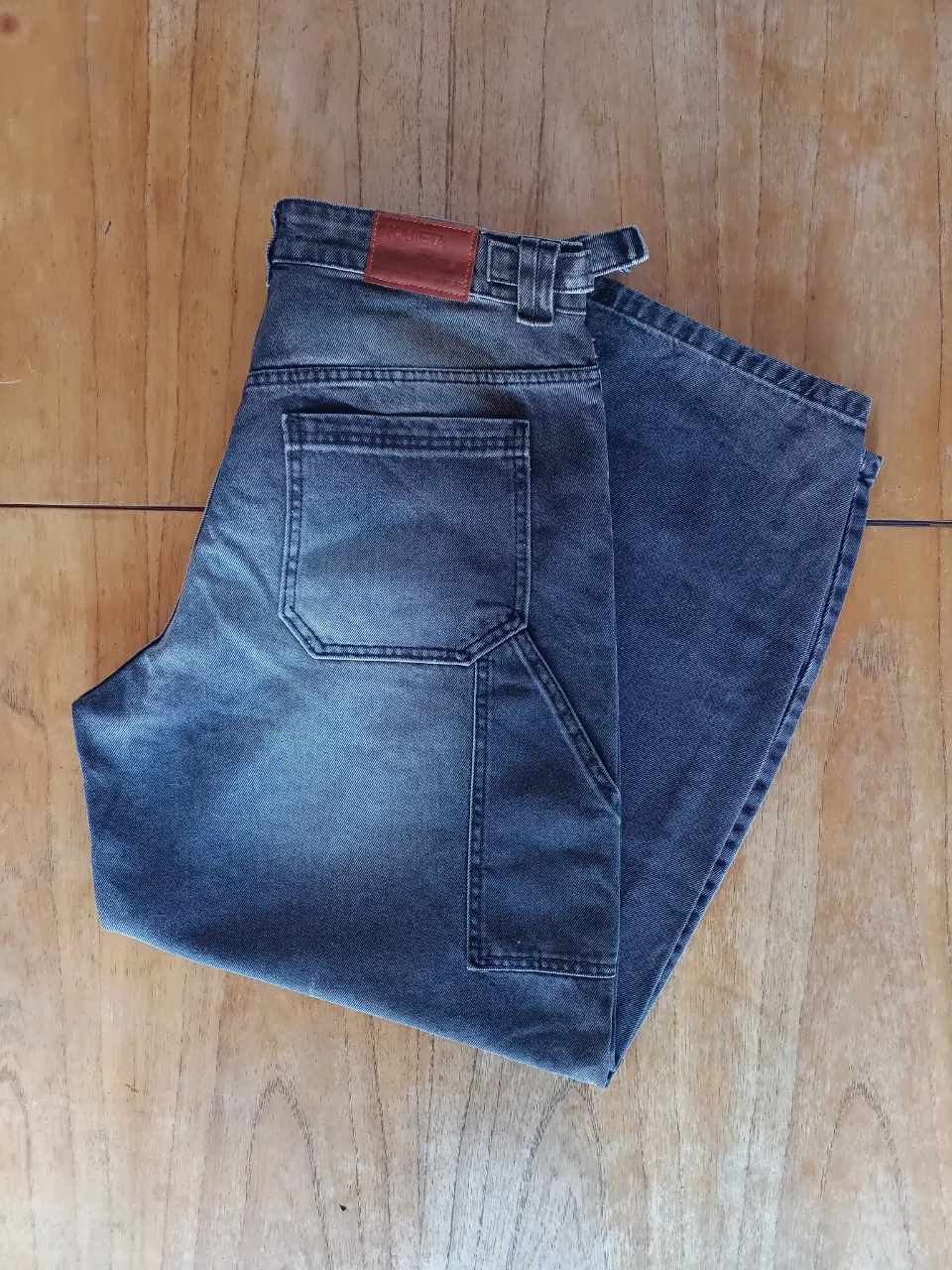 Pantalón Inquieta Baggy Carpintero Gris ( Talle 44 Arg )

Medidas
Cintura: 43cm
Tiro Delantero: 31cm
Tiro Trasero: 41cm
Largo: 99cm
Botamanga: 23cm