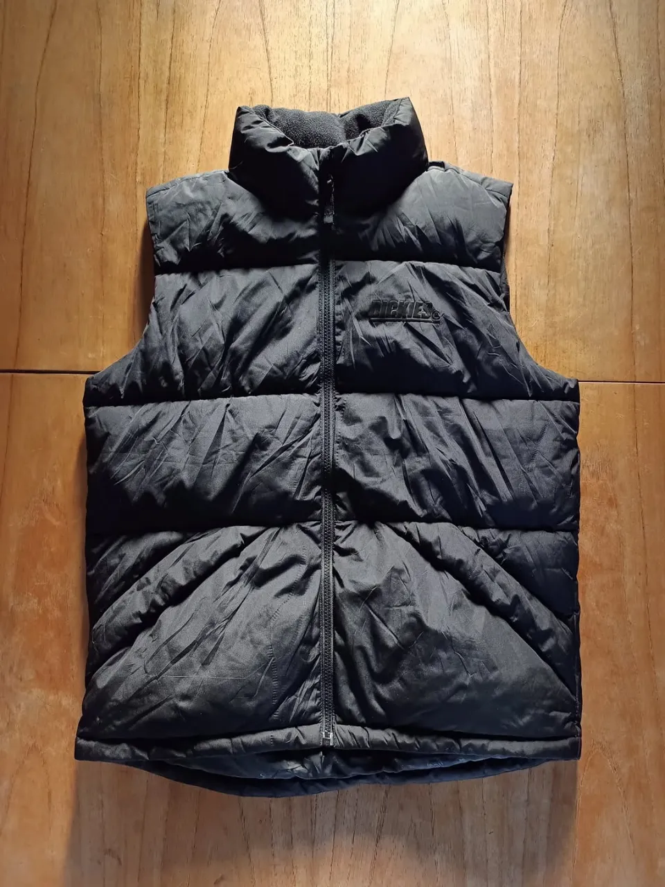 Chaleco Puffer Dickies Negro ( Talle S / M )

Medidas 
Axila a Axila: 54cm
Hombros: 42cm
Largo: 65cm