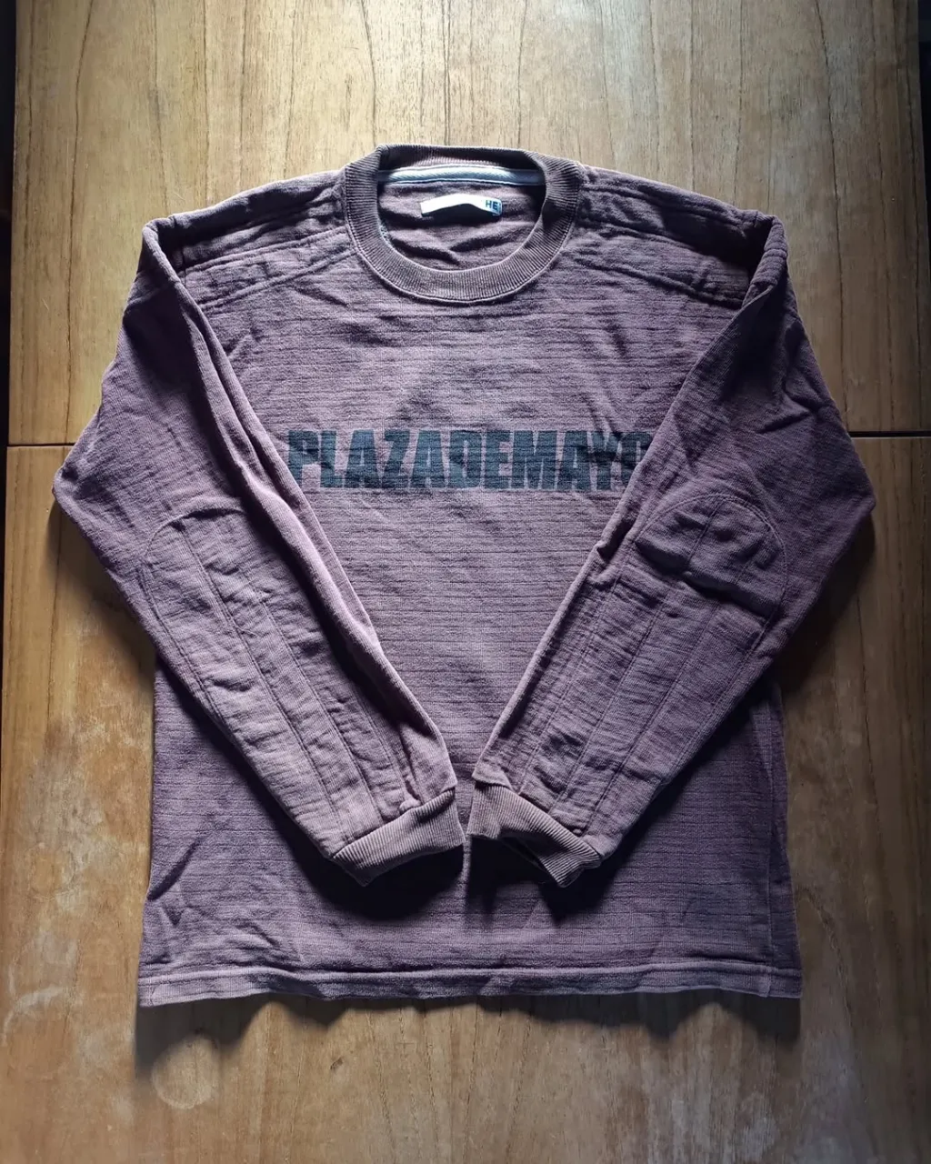 Buzo Hermanos Estebecorena Tipo Tricota Marron ( Plaza De Mayo ) - ( Talle  L )

Medidas 
Axila a Axila: 59cm
Hombros: 51cm
Largo: 71cm
Mangas: 60cm