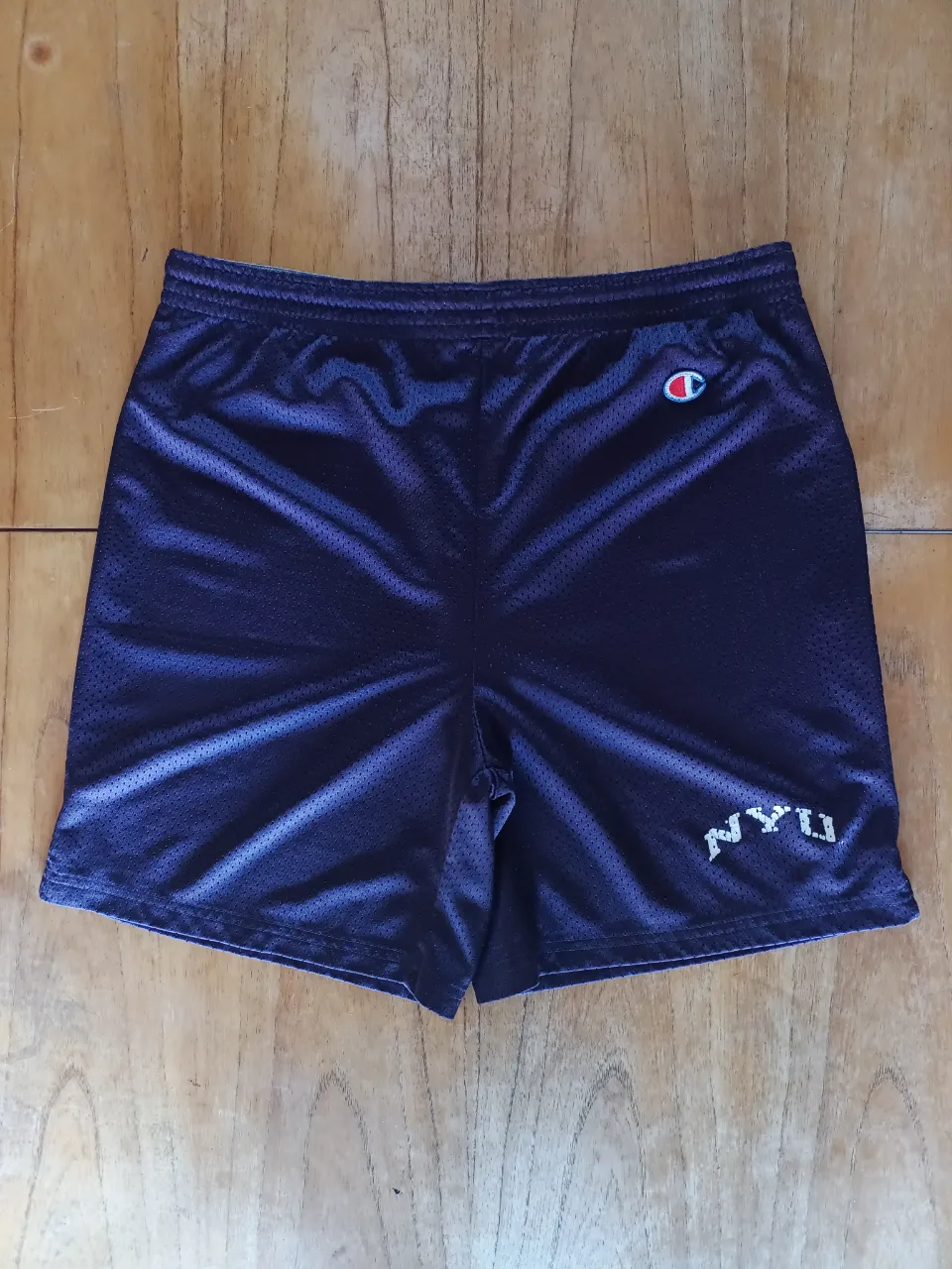 Short Champion Mesh Violeta Vintage ( Talle M )

Medidas
Cintura: 42cm
Tiro Delantero: 34cm
Tiro Trasero: 40cm
Largo: 50cm
Botamanga: 32cm