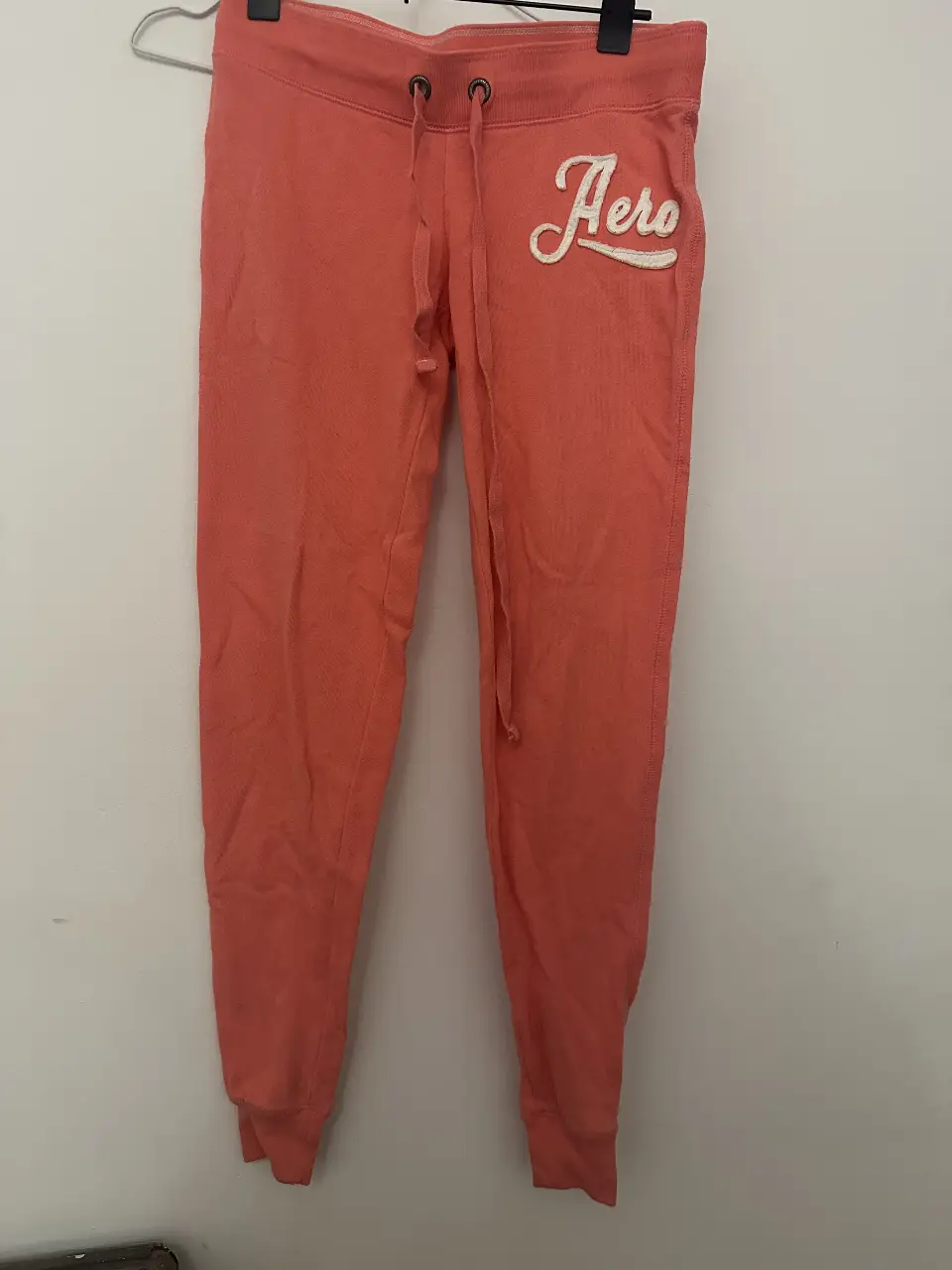 Pantalón de jogging Aero color coral, talle XS/TP. Ideal para un look cómodo y deportivo.