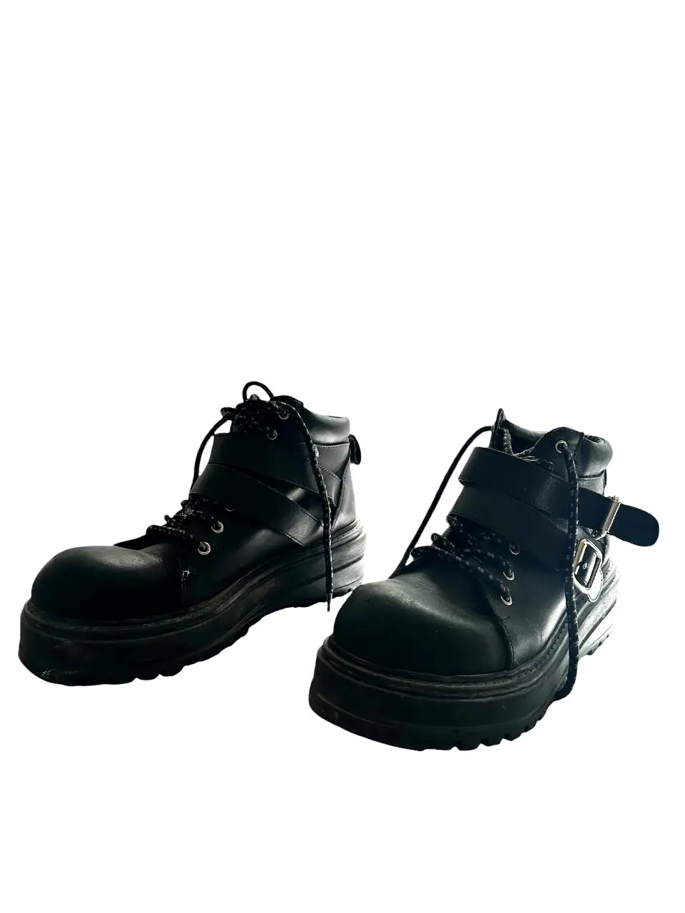 Borcegos negros con cordones y hebilla. Ideales para un look rocker o streetwear. Suela gruesa para mayor comodidad y estilo.