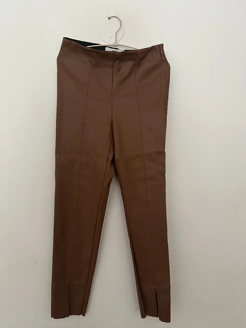 Pantalón de vestir de mujer, color marrón, de la marca Desiderata. Confeccionado en cuero sintético, tiro alto y corte recto. Ideal para un look elegante y sofisticado. Solo 2 usos 