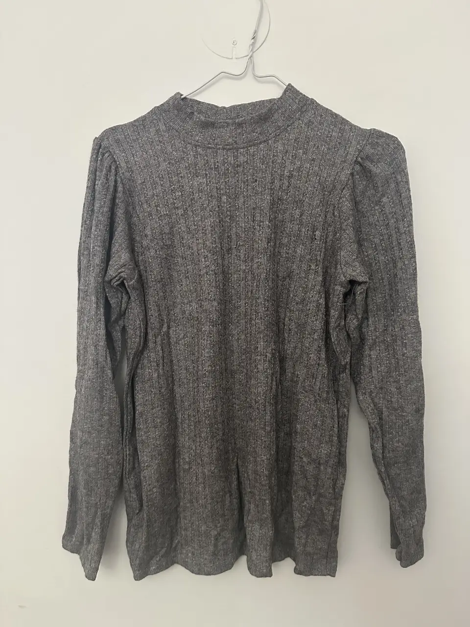 Remera de manga larga para mujer, de cuello alto y tejido acanalado en color gris. Ideal para un look casual y abrigado. es remera gruesa o sweater fino 