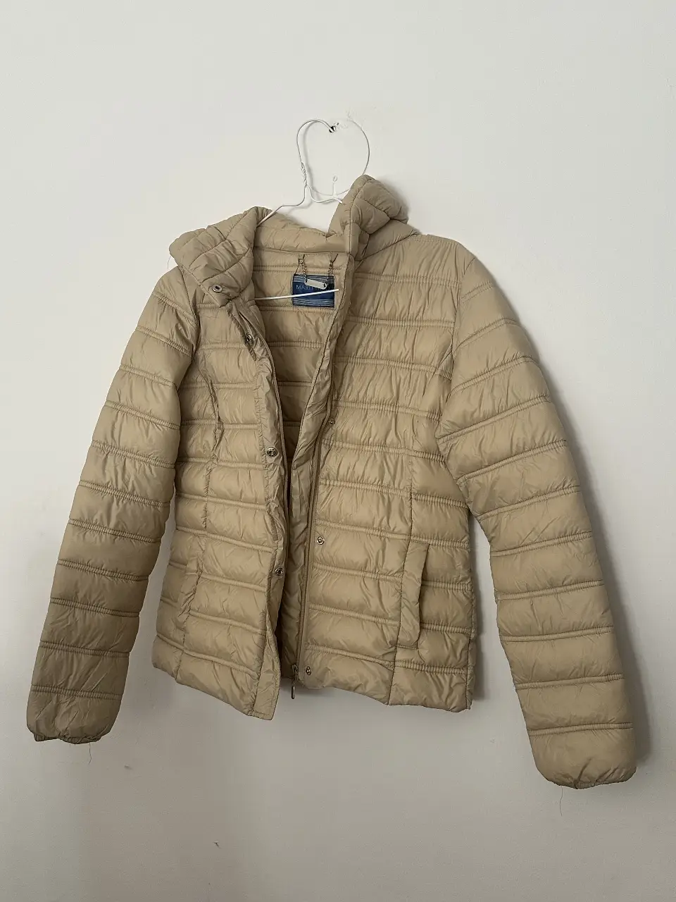 Campera acolchada para mujer, color crudo, con capucha y cierre. Ideal para el invierno. Marca Marittimo (chilena)