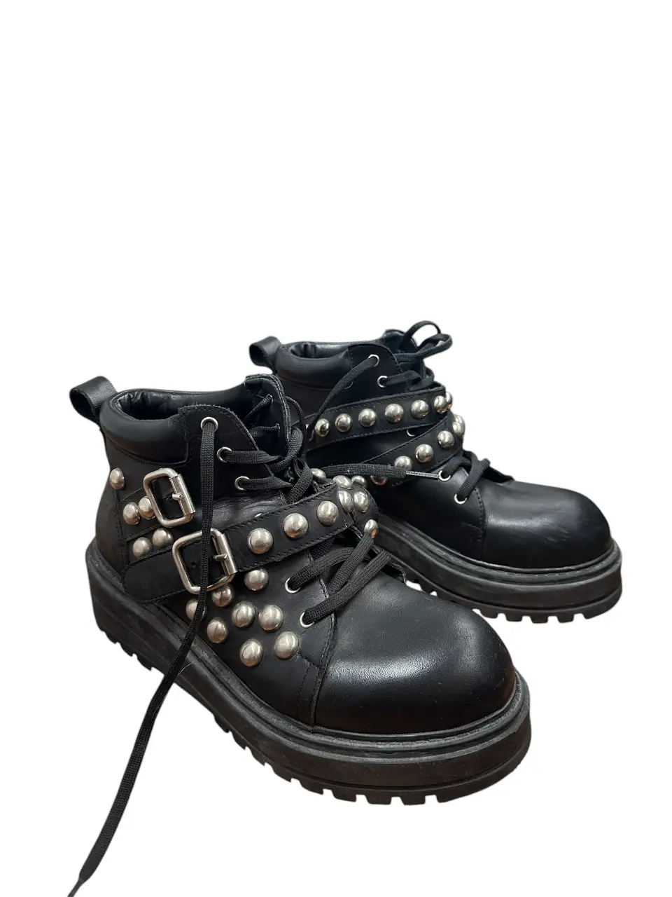 Borcegos de cuero negro con tachas plateadas y hebillas. Estilo rocker, ideales para un look audaz y moderno. Talle 37. 