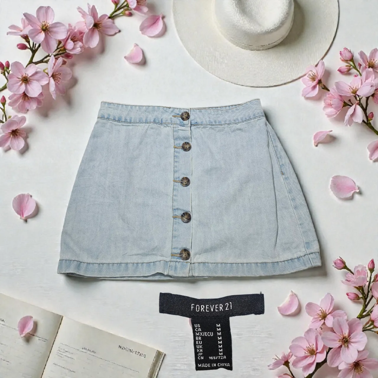 Pollera de jean tiro alto, color celeste claro, con botones al frente. Ideal para un look casual y moderno.