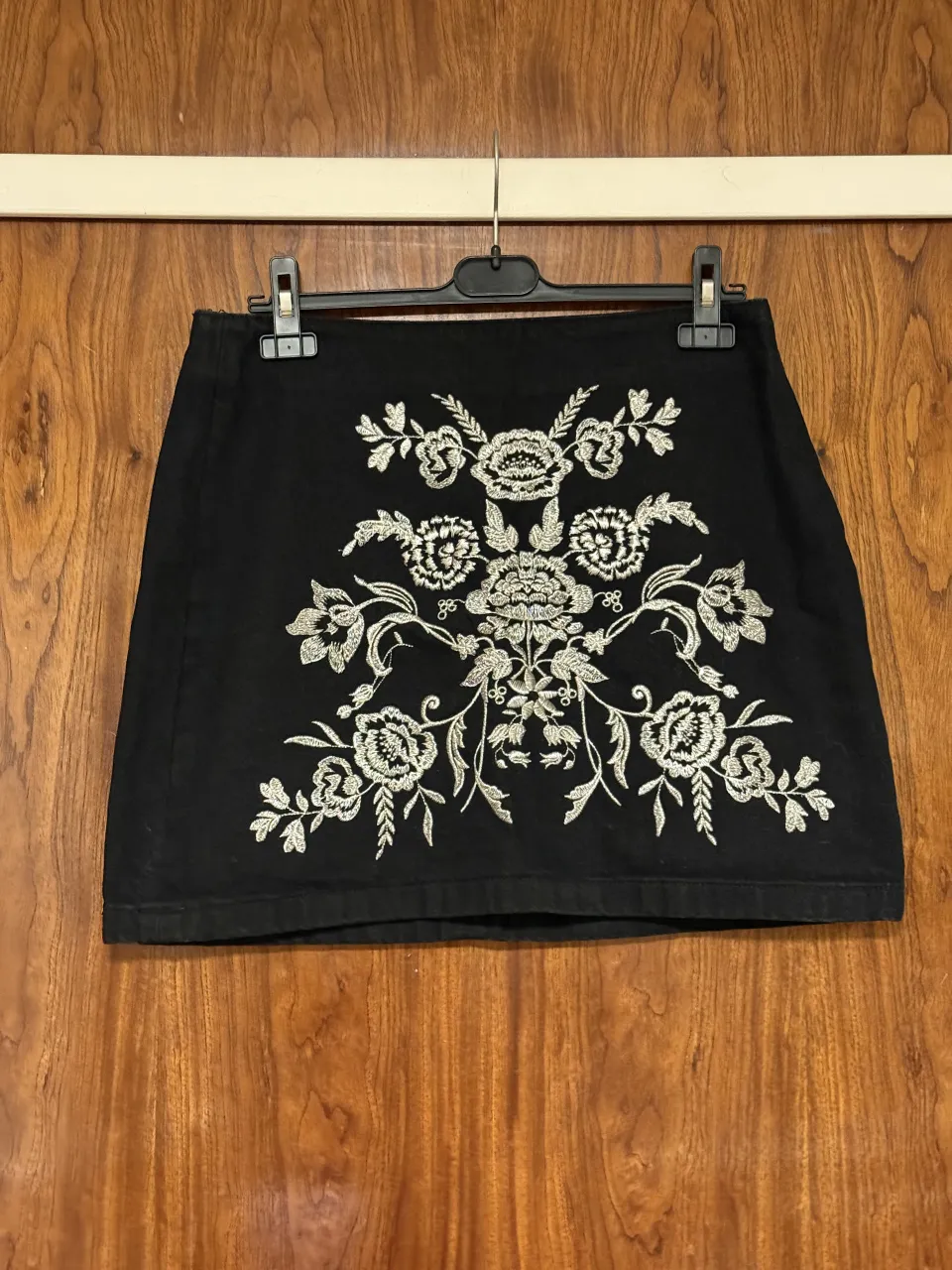 Pollera negra demin con bordado floral plateado en la parte delantera. Talle USA 10, se aproxima a un M o L.