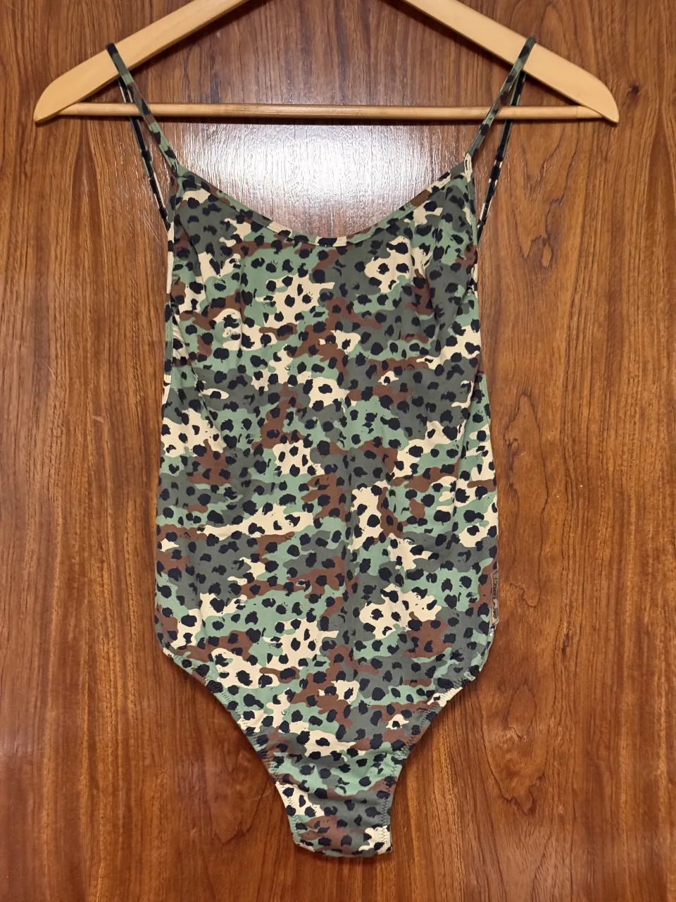 Body estampado estilo camuflado con tiras finas y espalda cruzada. Tiene solo 2 usos