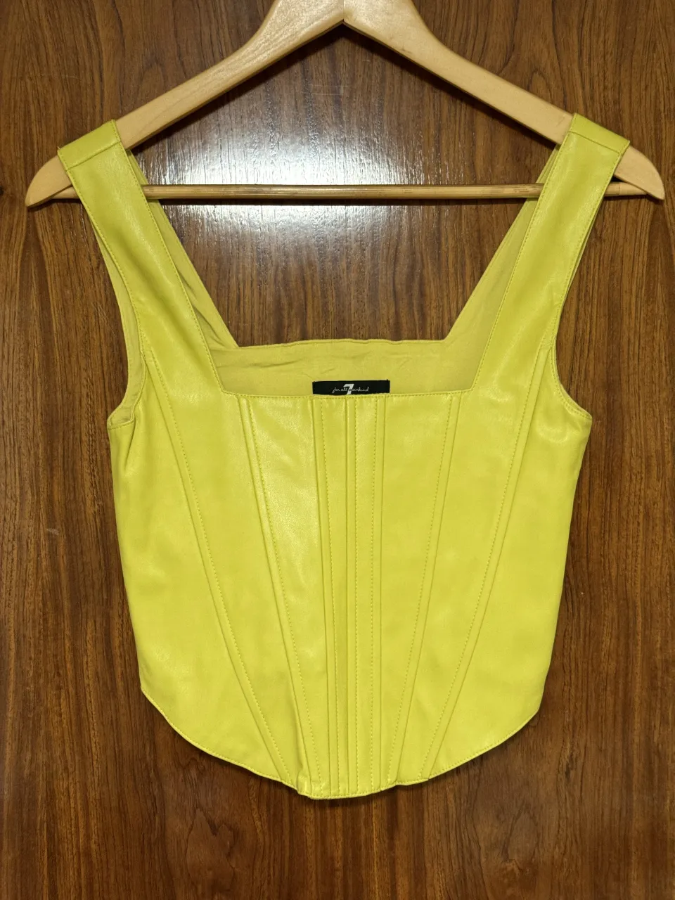 Corset amarillo/lima de cuero sintético con escote cuadrado y tirantes anchos. Posee detalles de costuras verticales en el frente y fruncido elástico en la espalda. Tiene un cierre lateral. Está forrado en su interior. Es talle S pero si usas M te va a quedar perfecto también!!