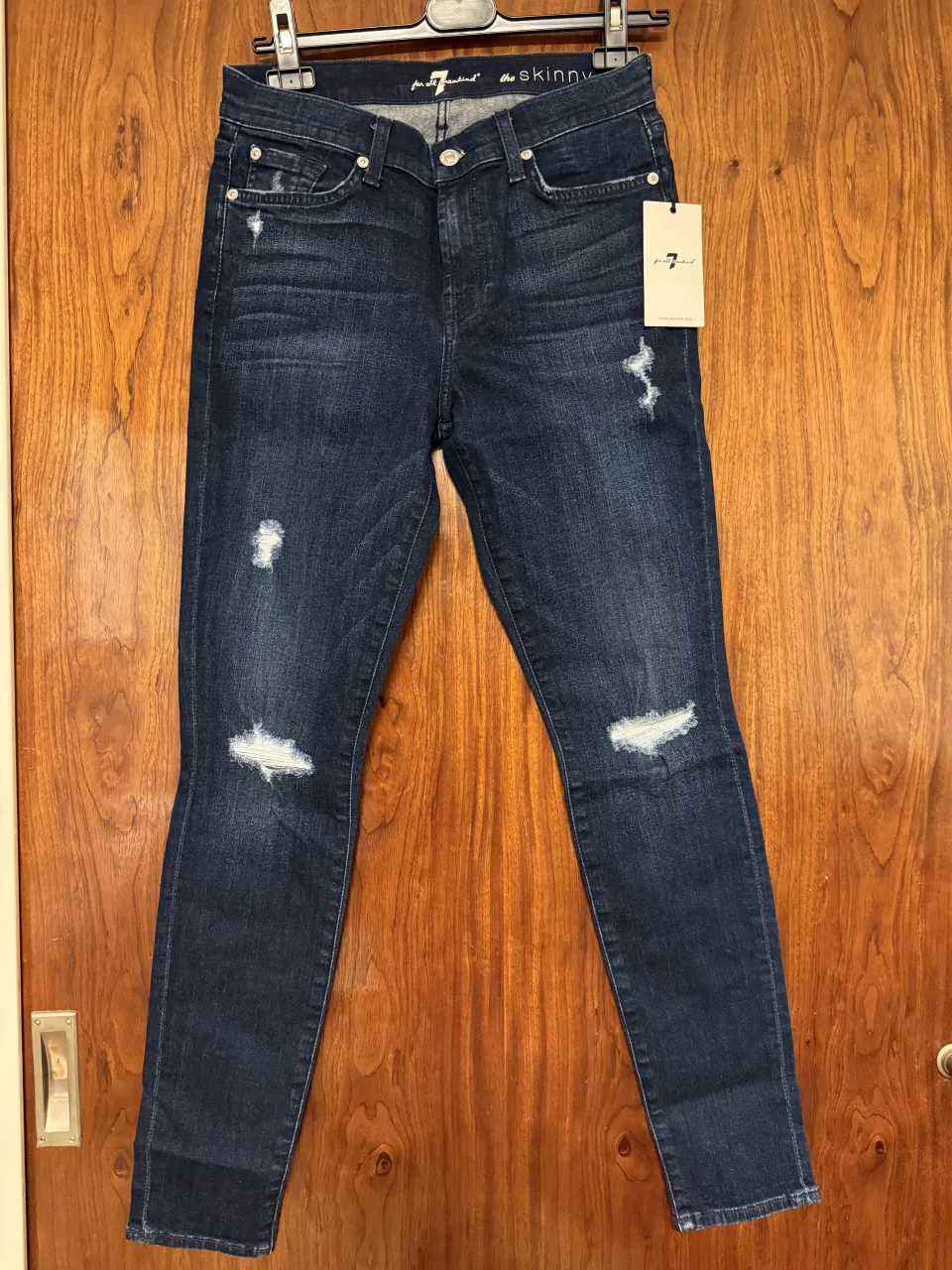 Jeans de moldería skinny con roturas en las rodillas y detalles desgastados. Cierre con botón y bolsillos frontales y traseros. Es un talle 8 US. Tiene de medidas: 36cm de cintura, 42cm de cadera y 25 cm de tiro
