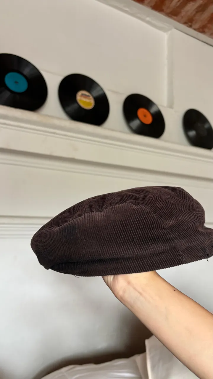 Gorra o boina vintage de pana marrón con costuras verticales. Interior forrado.