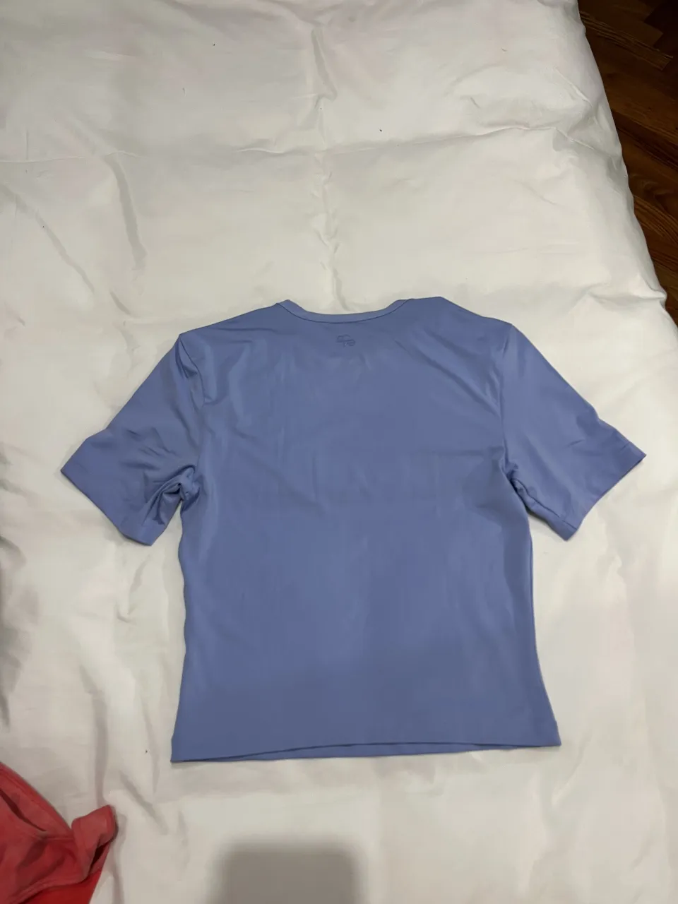 Remera de manga corta lisa de color azul claro.