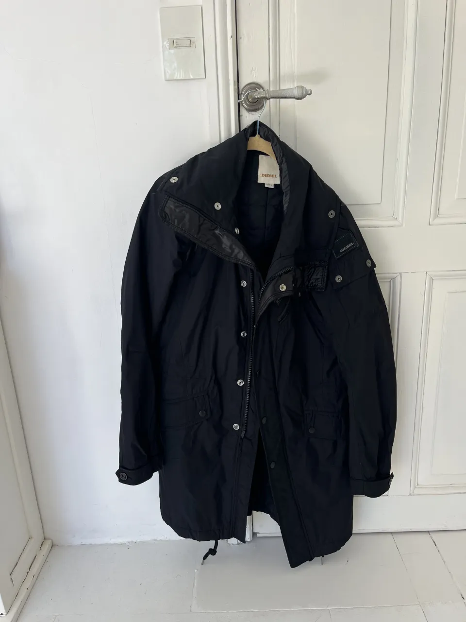 Campera negra con cuello alto y cierre.