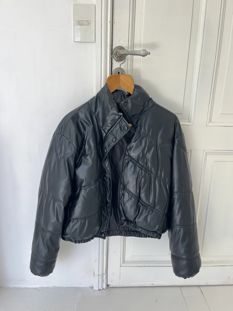 Campera negra acolchada con cuello mao y cierre.