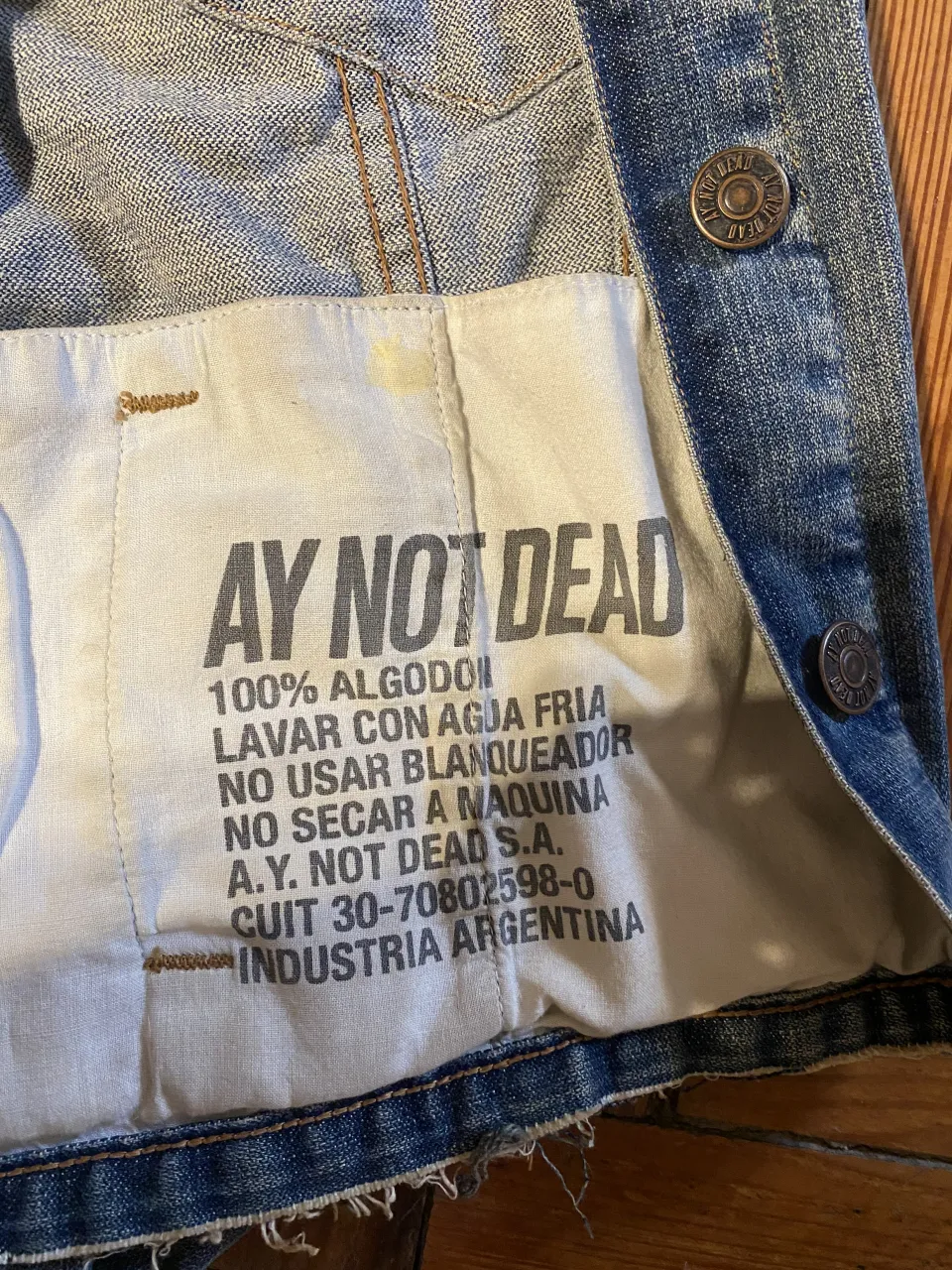 Campera Ay Not Dead - imagen 2