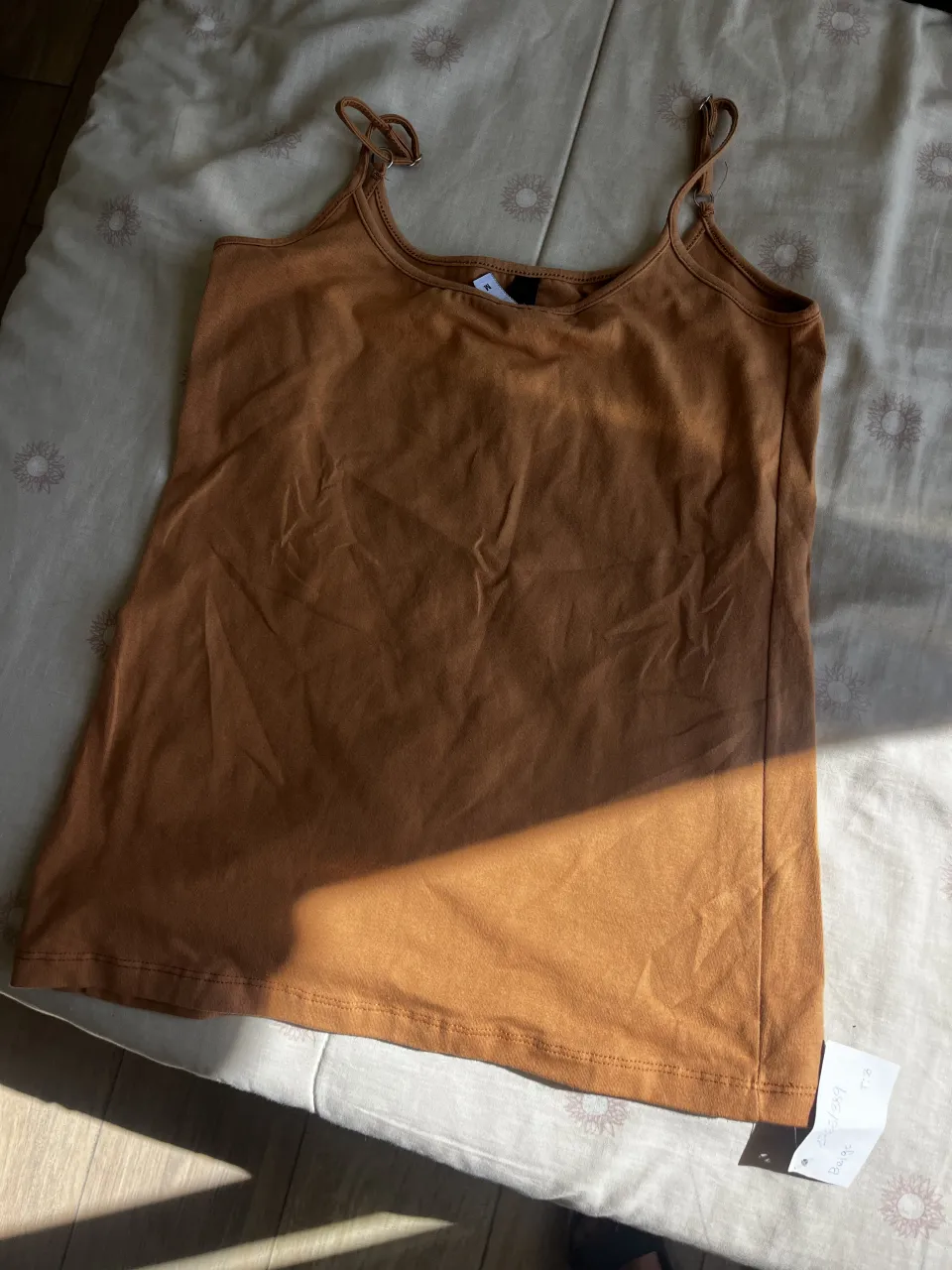 Musculosa color marrón con tiras finas regulables.