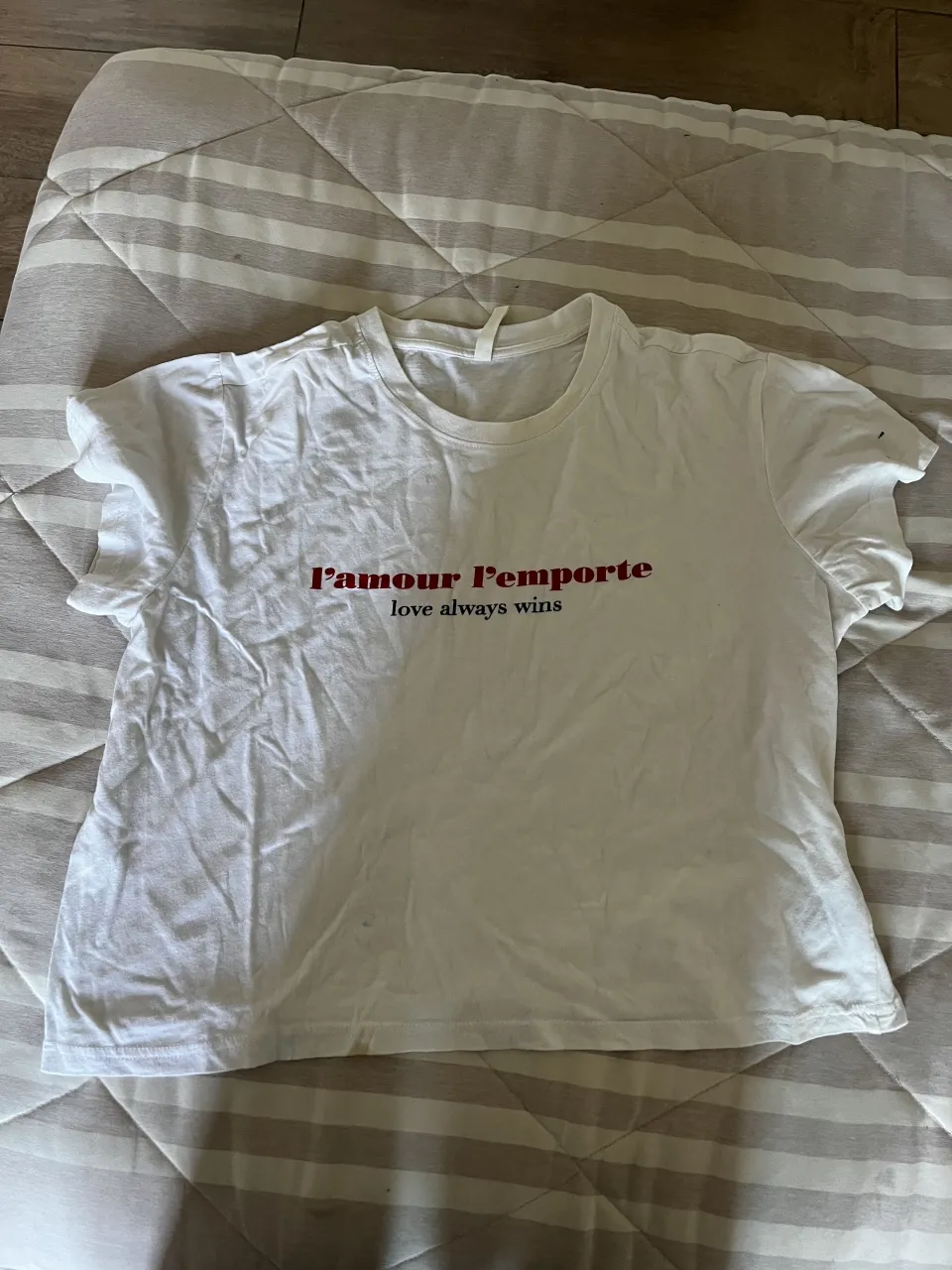 Remera blanca de manga corta con estampa en color bordó 