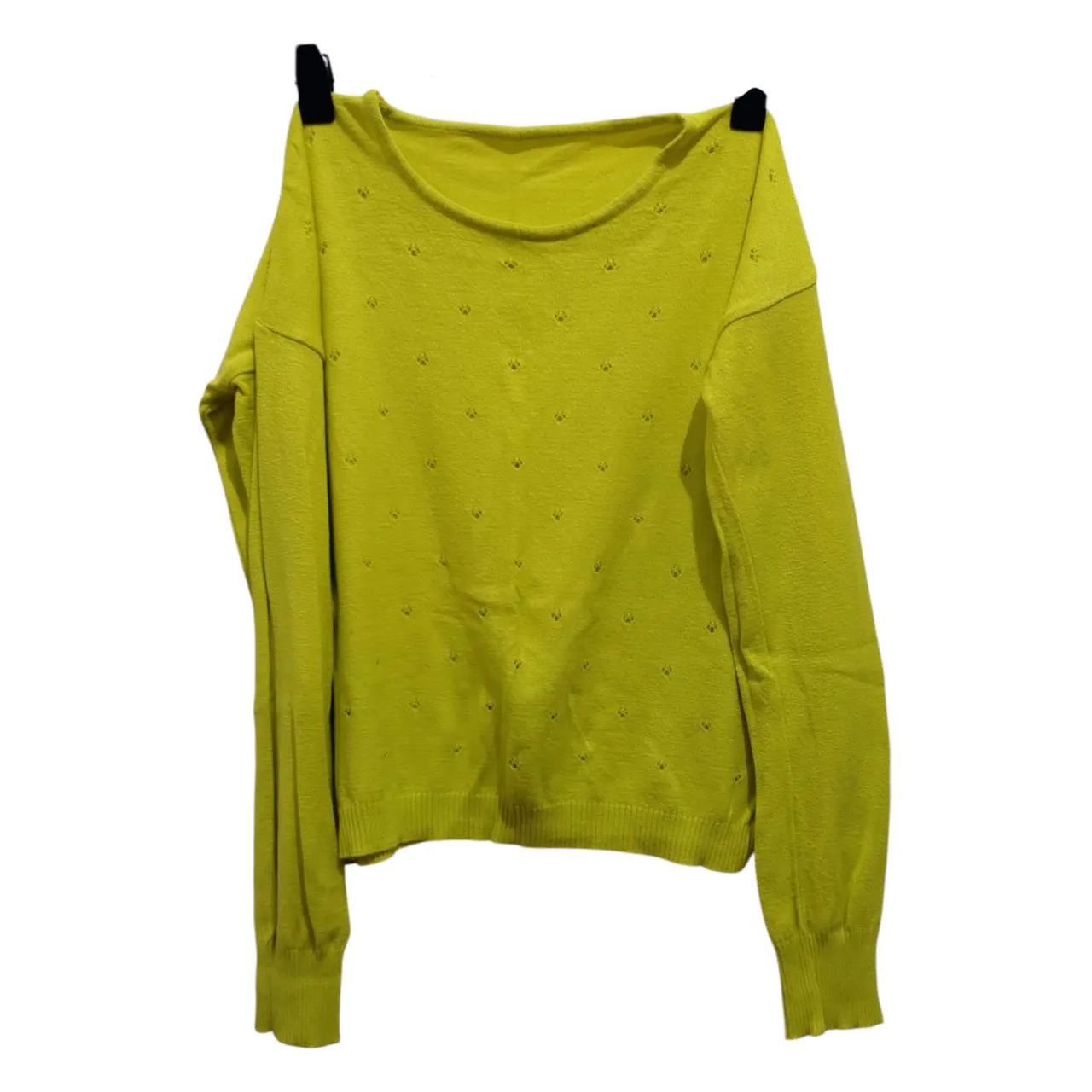 Sweater de manga larga en color verde lima. Posee un cuello redondo y un tejido con pequeños detalles calados. 