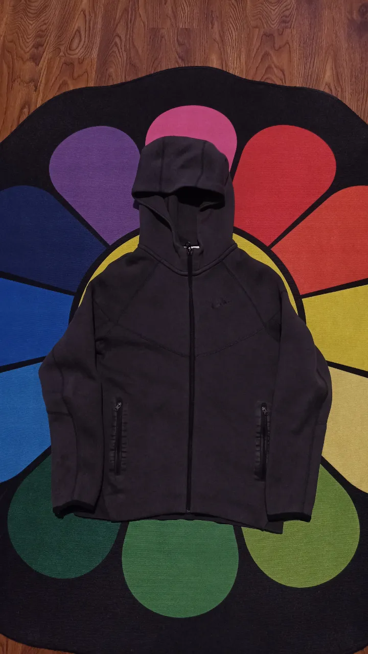 Campera Nike tech fleece 
Talle L juvenil pero da tranquilamente para un talle XS mujer 
Medidas:
Ancho axila 42cm
Largo 56cm
Excelente estado 