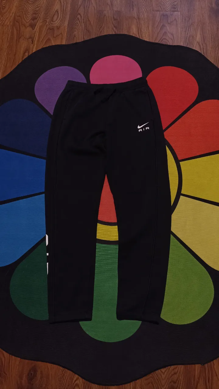 Pantalón Nike Air 
Talle XL juvenil pero da tranquilamente para un talle S amplio mujer o S hombre. 
Medidas:
Cintura normal 32cm
Cintura estirada máximo 44cm.
Largo 94cm..
Excelente estado 