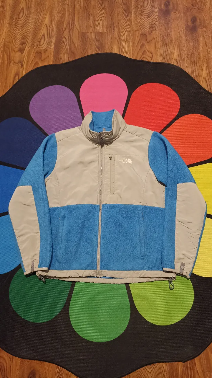 Campera the north face denali 
Talle L oversize mujer, da tranquilamente para un talle M hombre. Es corte unisex. 
Medidas:
Ancho axila 54cm 
Largo 64cm 
Buen estado. Sin cortes ni quemaduras. 
Detalle mínimo en la última foto. Lavando sale