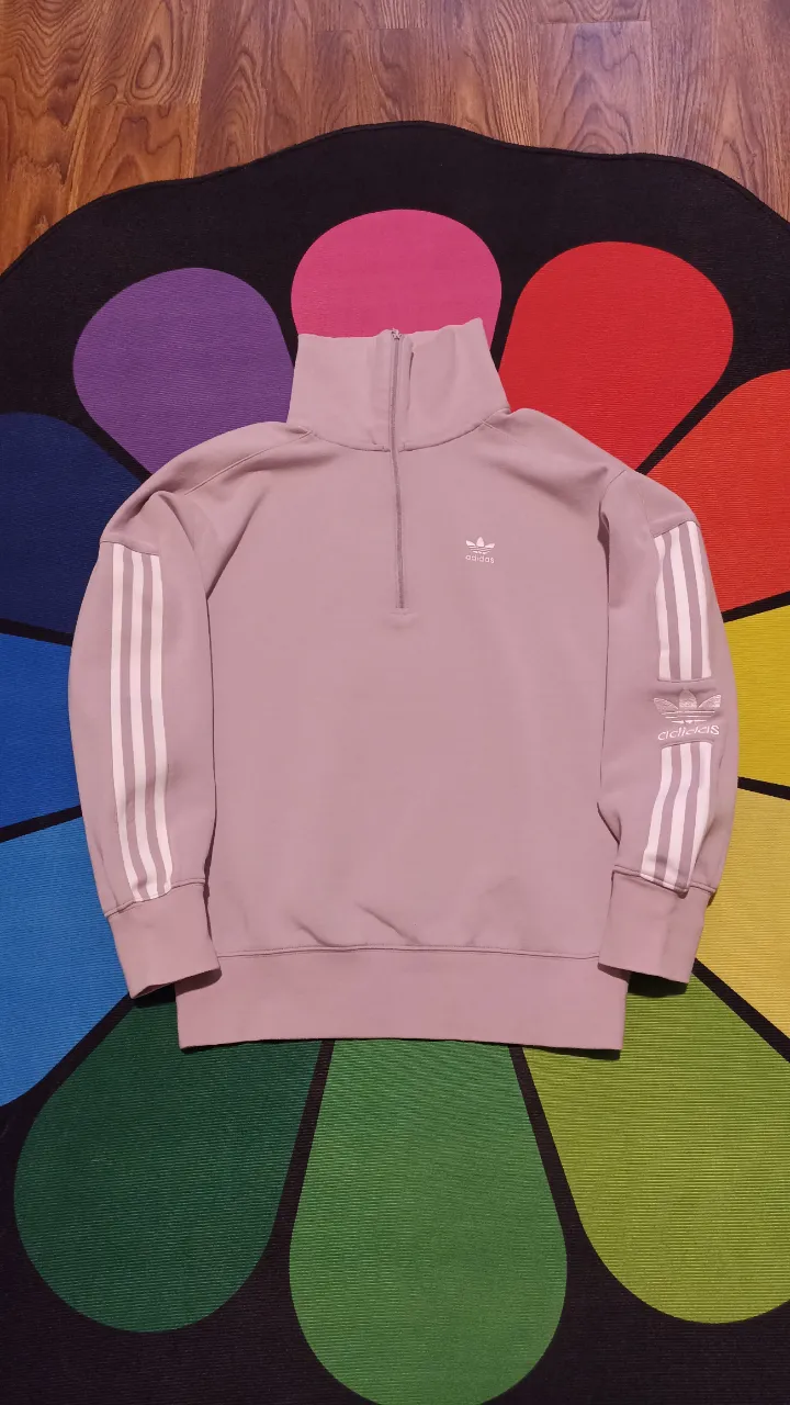Sudadera Adidas originals lock up
Talle M oversize mujer 
Medidas:
Ancho axila 58cm 
Largo 58cm
Excelente estado, sin cortes ni quemaduras. 
Minimo detalle algunas manchitas q no se nota a simple vista. Pero sale con acetona 