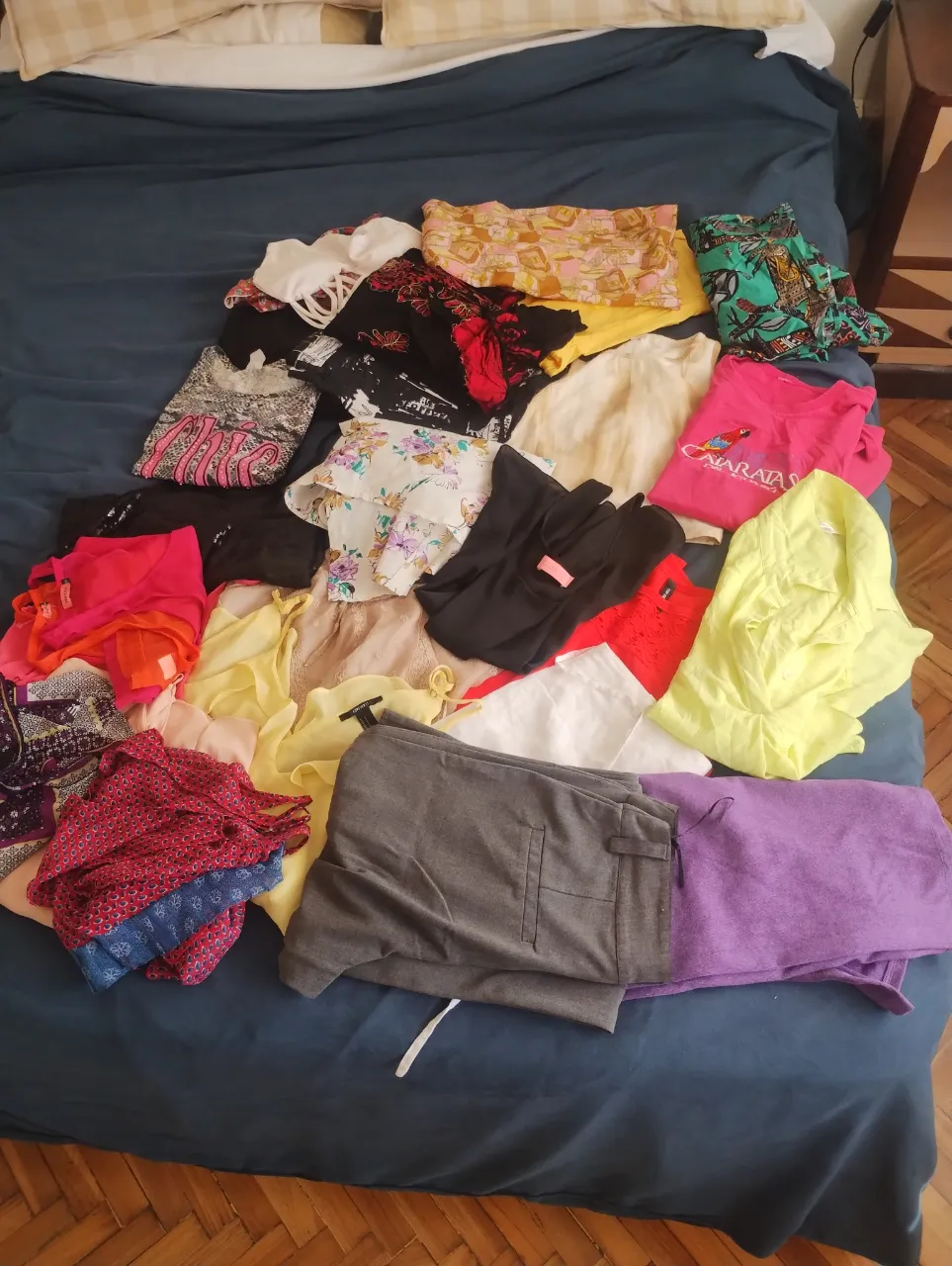 Lote de ropa variada para mujer, juvenil. 28 prendas en muy buen estado, salvo el pantalón gris que tiene una manchita. muchas blusas y dos pantalones y dos polleras, un short, dos vestidos.. talles s y m mayoritariamente. ideal para ferias