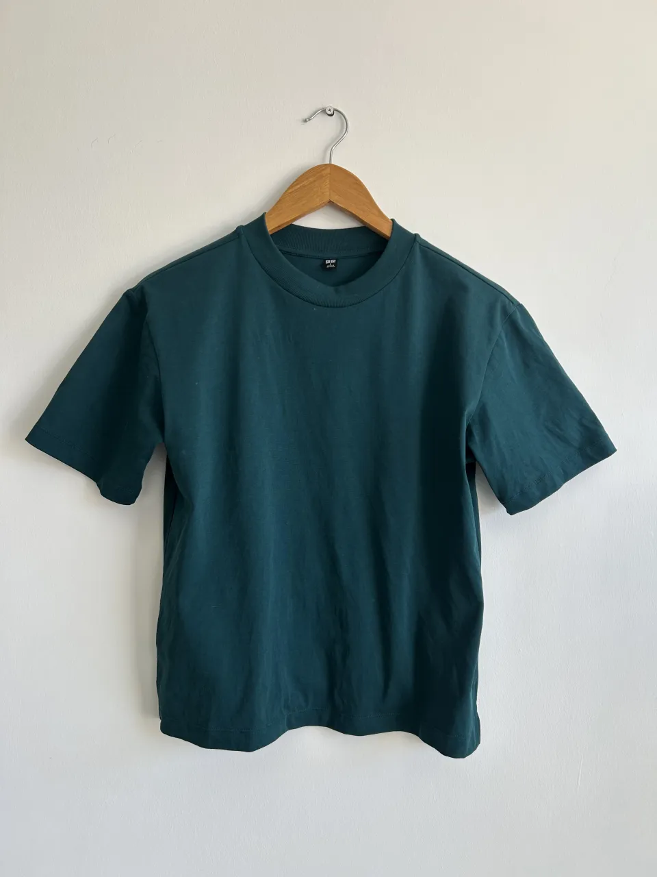 Remera verde petróleo Uniqlo AIRism, tecnología dry secado rápido. Nueva sin uso.
