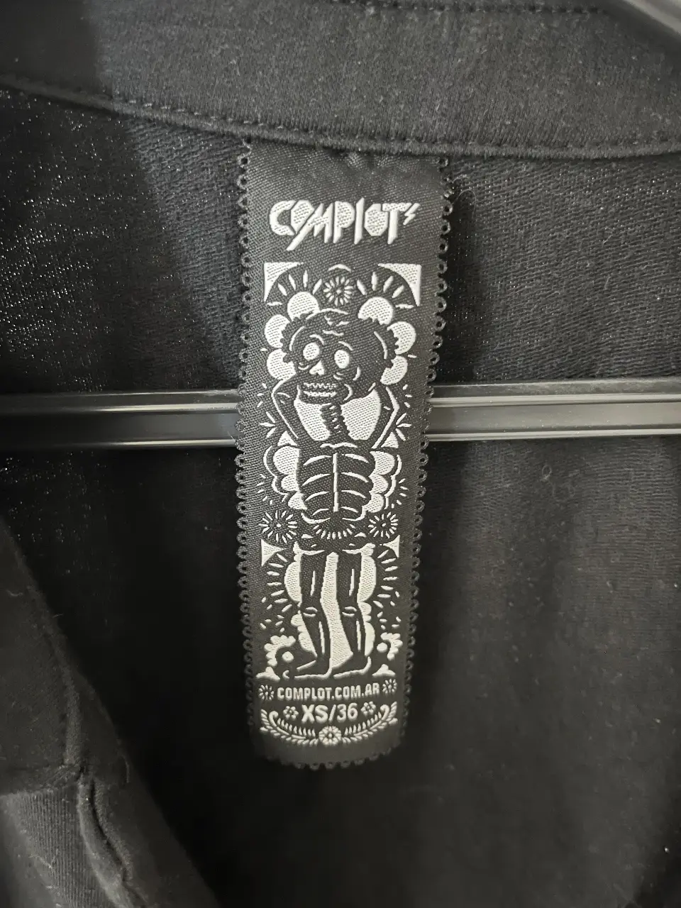 Blazer negro de la marca Complot, con diseño entallado y detalles de botones. Ideal para un look elegante y versátil.