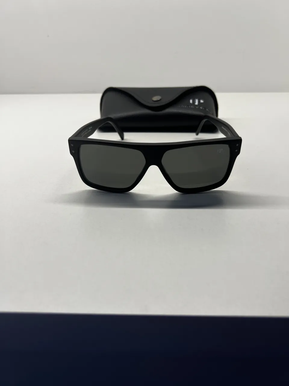 Anteojos de sol negros con estuche.