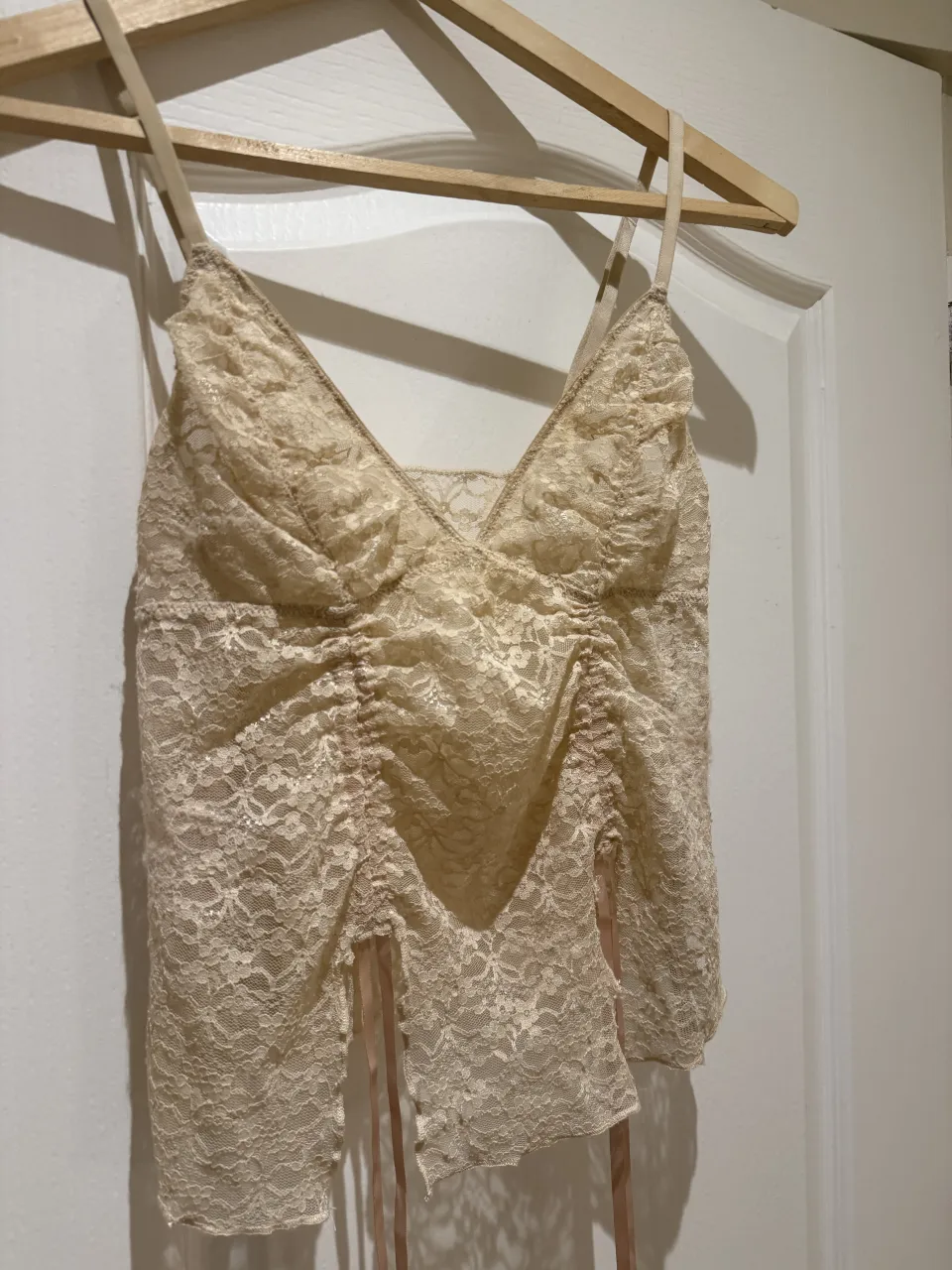 Top out from under for Urban Outfitters - imagen 3