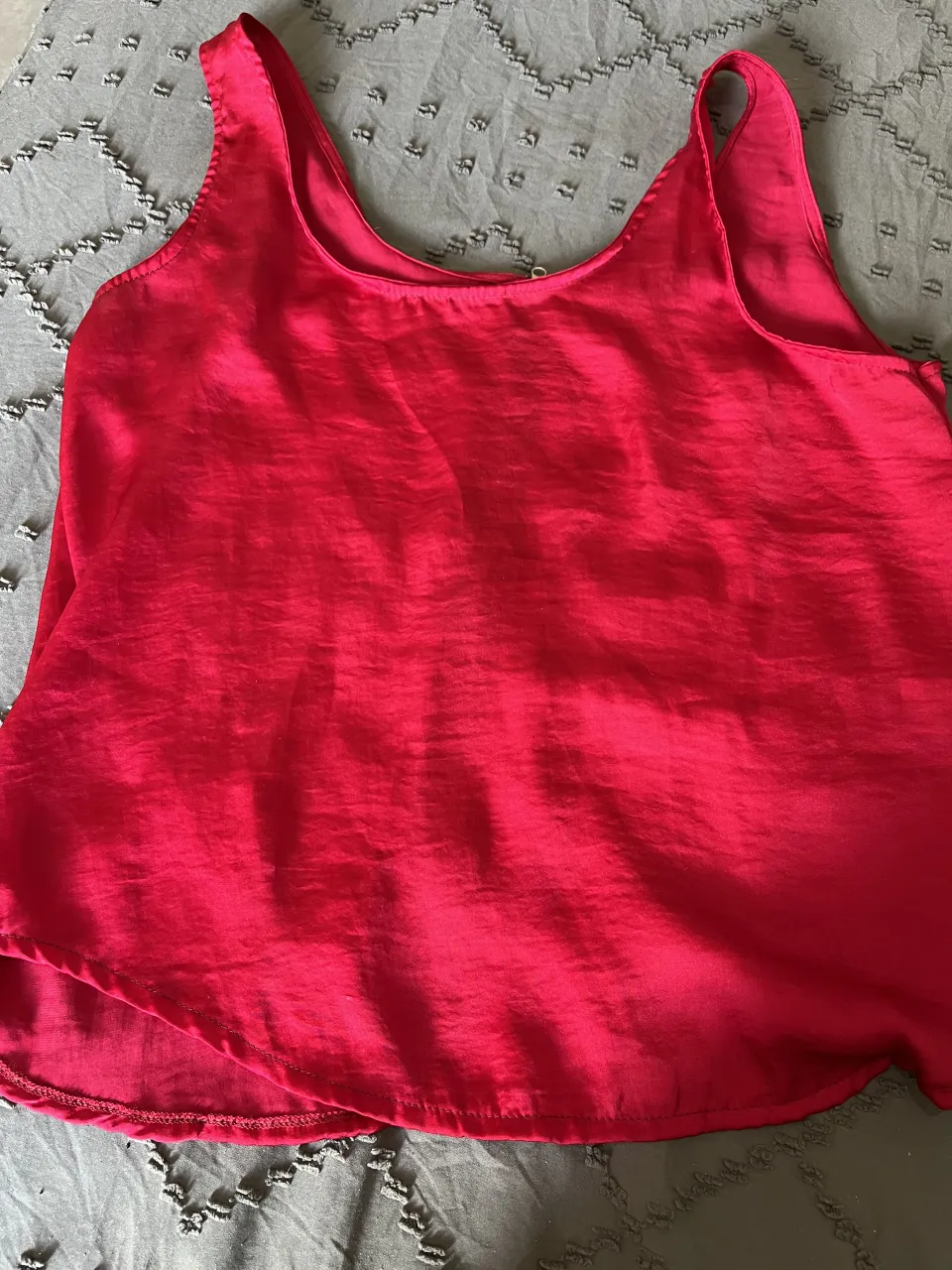 Musculosa color ciruela vibrante, ideal para un look canchero y fresco. Perfecta para combinar con jeans o shorts.talle 42