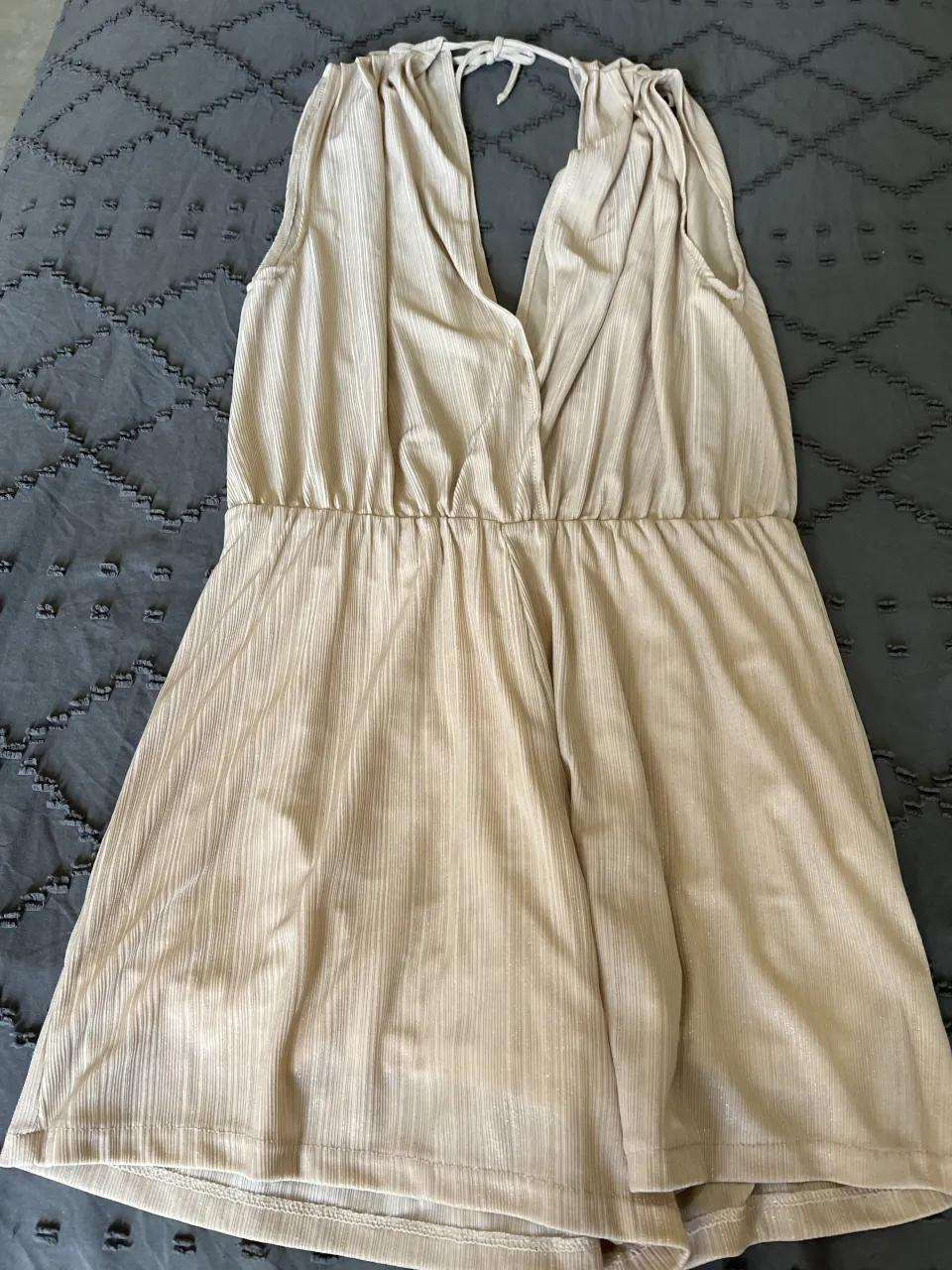 Mono corto de tela liviana con detalles brillantes. Ideal para un look de verano o para una salida. talle 42