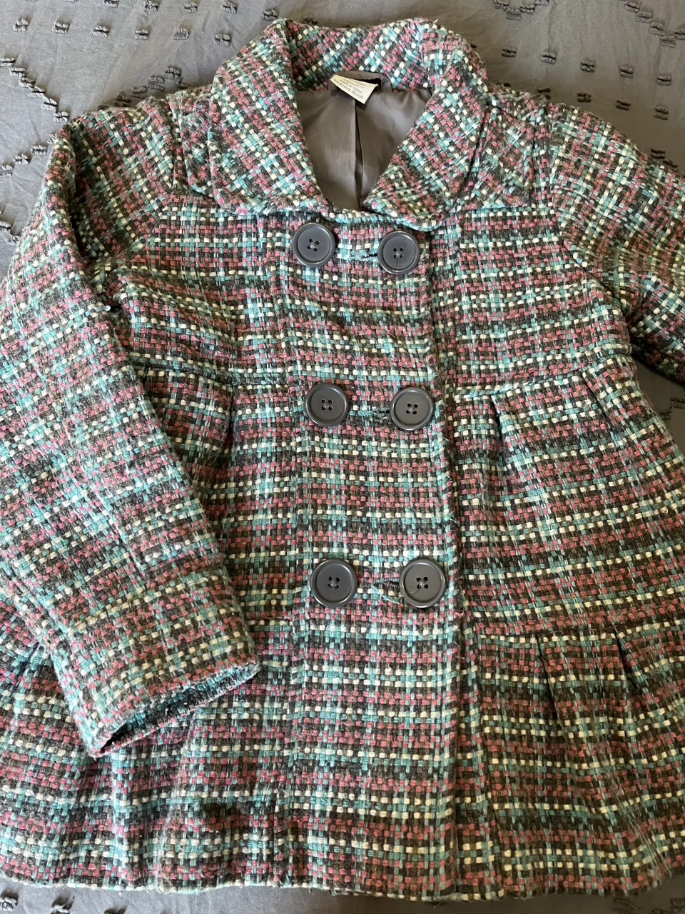 Abrigo tweed multicolor con botones. Ideal para un look canchero y abrigado.