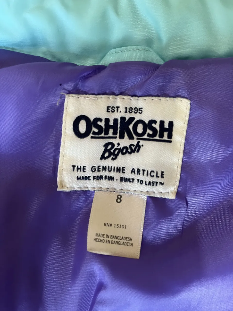 Chaleco acolchado súper tierno y canchero, ideal para los días frescos. Tiene un color celeste pastel hermoso y un forro interior violeta vibrante que le da un toque único. Perfecto para que los peques jueguen al aire libre o para un look casual y cómodo.