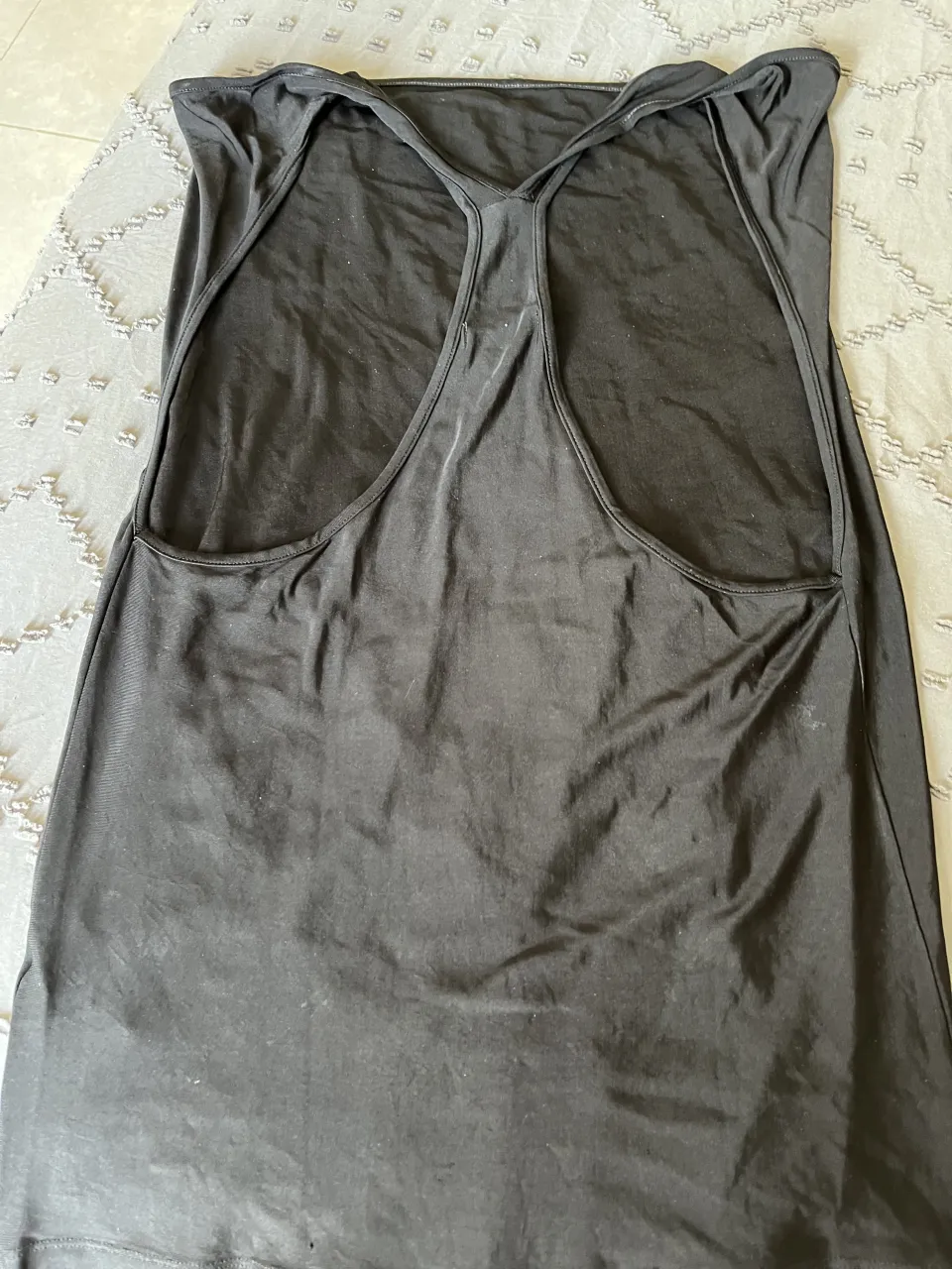 Musculosa deportiva negra, ideal para entrenar o para un look casual y cómodo. Diseño con espalda cruzada que permite total libertad de movimiento.