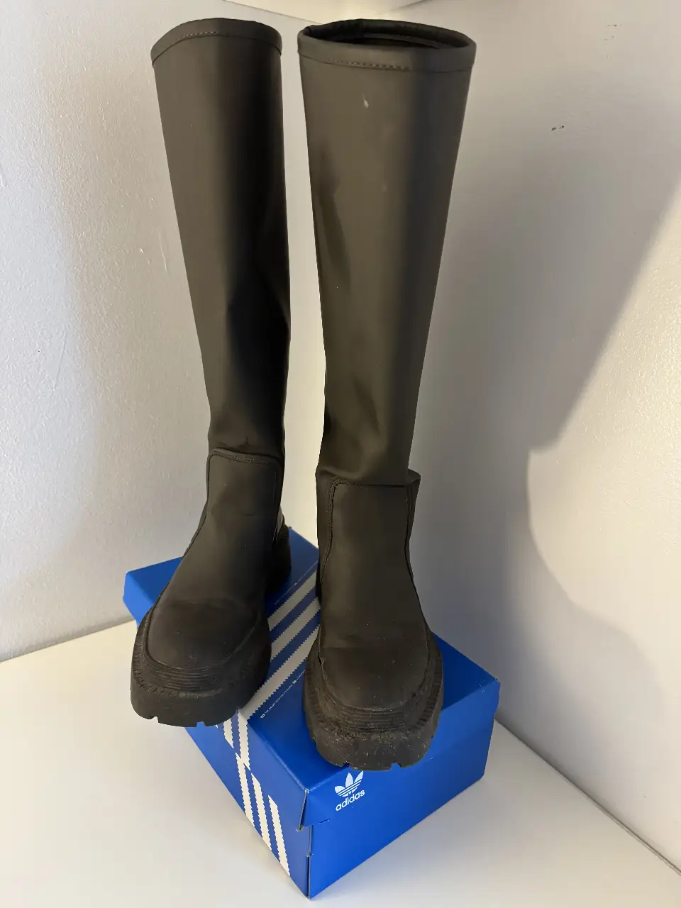 Botas altas negras, ideales para el invierno. Con suela gruesa y diseño moderno, perfectas para combinar con diferentes outfits.