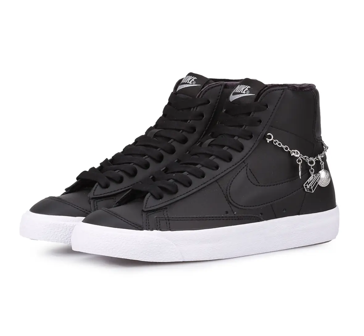 Zapatillas Nike Blazer Mid '77 con detalles de cadena y dijes. Diseño clásico en cuero negro con suela blanca, ideales para un look urbano y moderno. Perfectas para combinar con cualquier outfit.