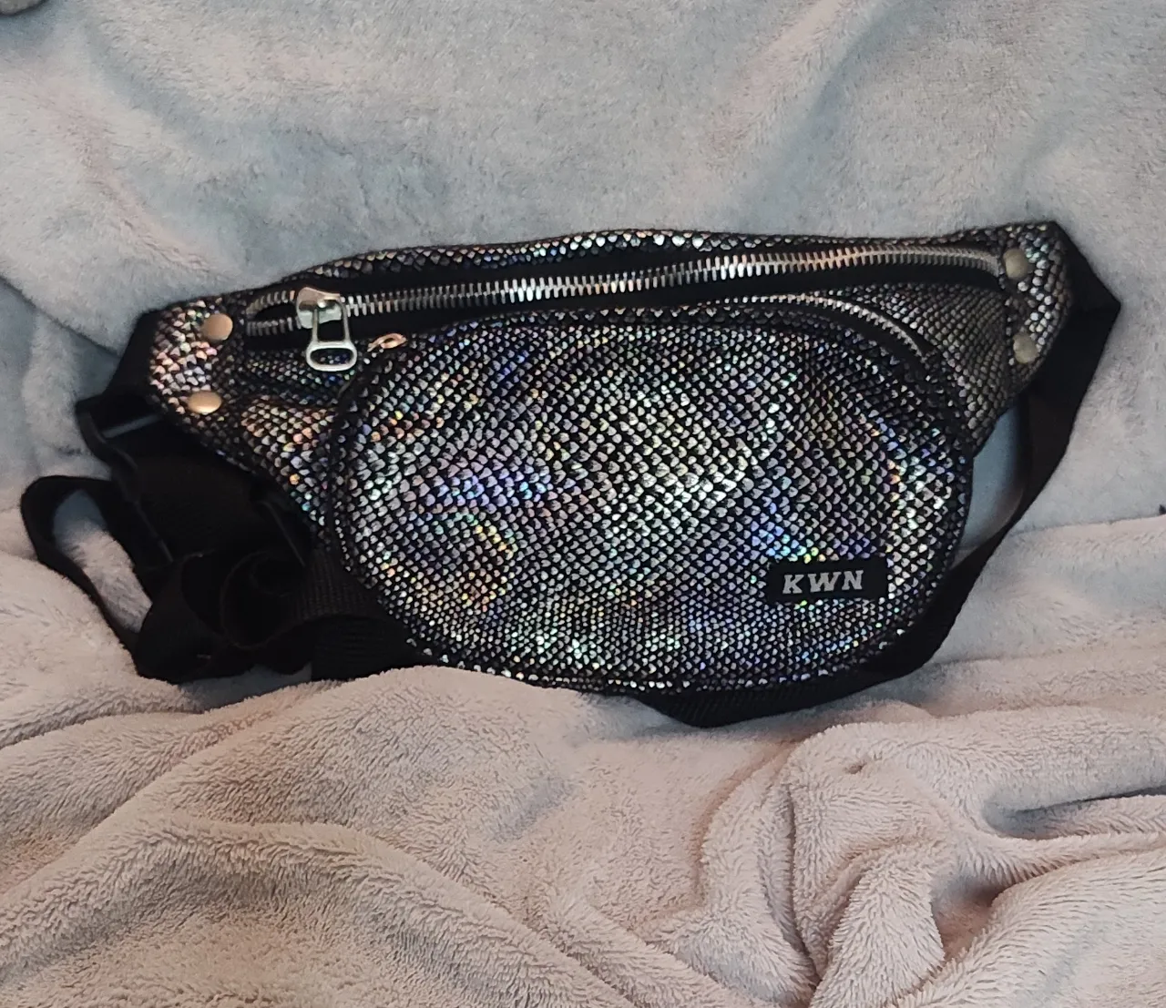 Divina 🌟 Riñonera negra con diseño de escamas iridiscentes y múltiples cierres frontales. Correa ajustable.de largo 20 cm de alto 12 cm aprox 