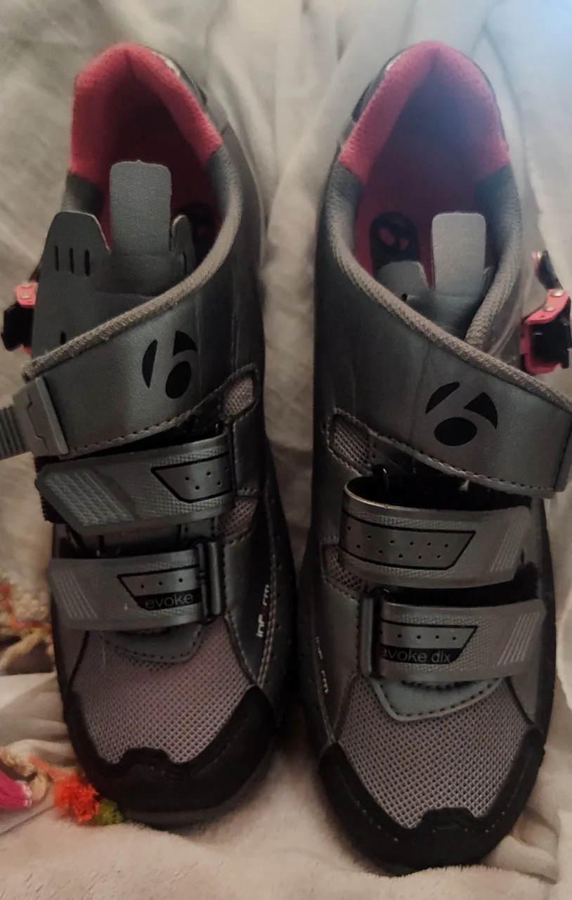 🚴‍♀️Zapatillas TODO AL 50% 💥💥💥💥💥💥💥 ciclismo Bontrager Evoke Dlx,💥💥 color gris con detalles en rosa, son las Bontrager Evoke DLX MTB para mujer, un modelo de ciclismo de montaña que destaca por su combinación de cierres de velcro y una hebilla micrométrica de precisión. medidas de planta interior 23 cm.