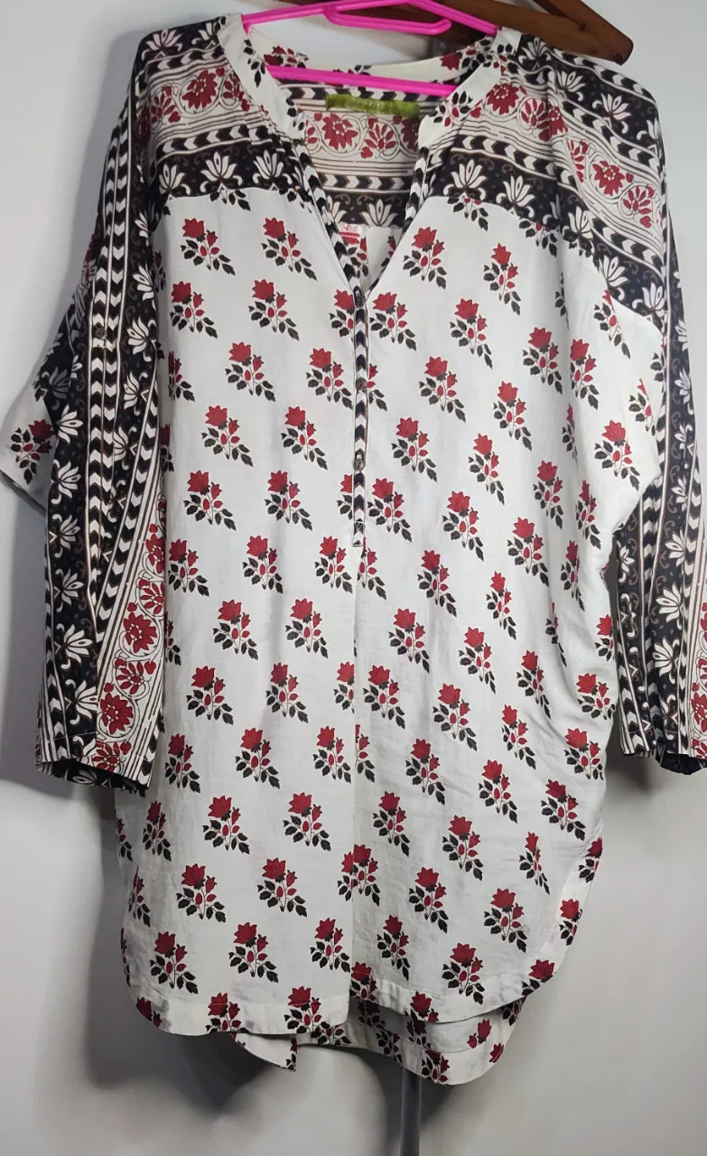 todo al 50 %💥💥💥💥
Camisola Rapsodia 💥 blanca con estampa floral roja y detalles en negro y marrón. Posee cuello escote en V y mangas 3/4, mariposa, y bolsillos, ideal para media estación,  de sisa a sisa 60 cm