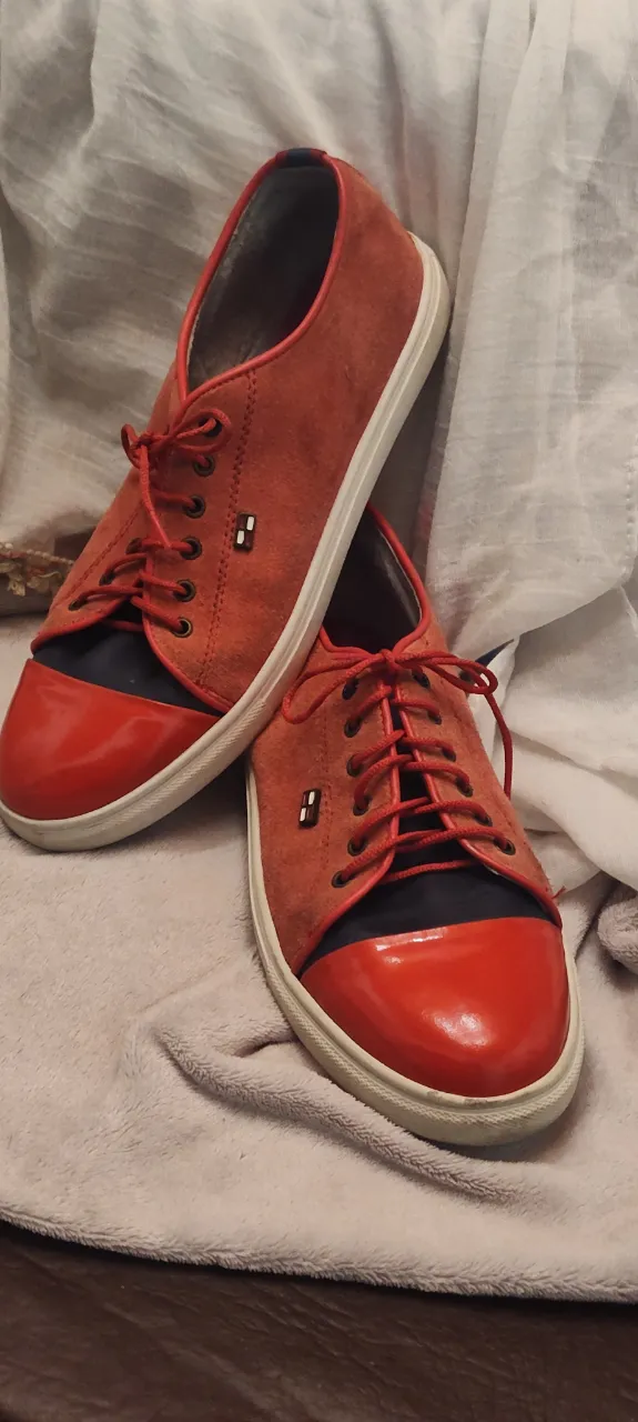TODO al 50 %💥💥💥💥
Zapatillas náuticas, Hermosa de gamuza color naranja con puntera y detalles en charol rojo. Cordones rojos y suela blanca. medida de planta interior 24 cm 