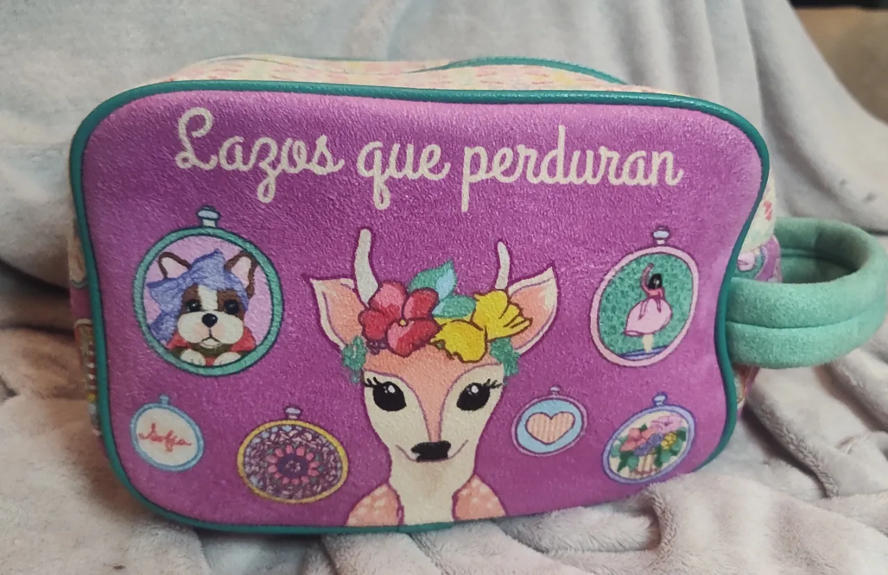 una ternurita!!!💥Neceser o cartuchera de tela con estampa de ciervo y perro. Cierre principal.Marca: Simones.
Modelo: " Sofía Espejo.