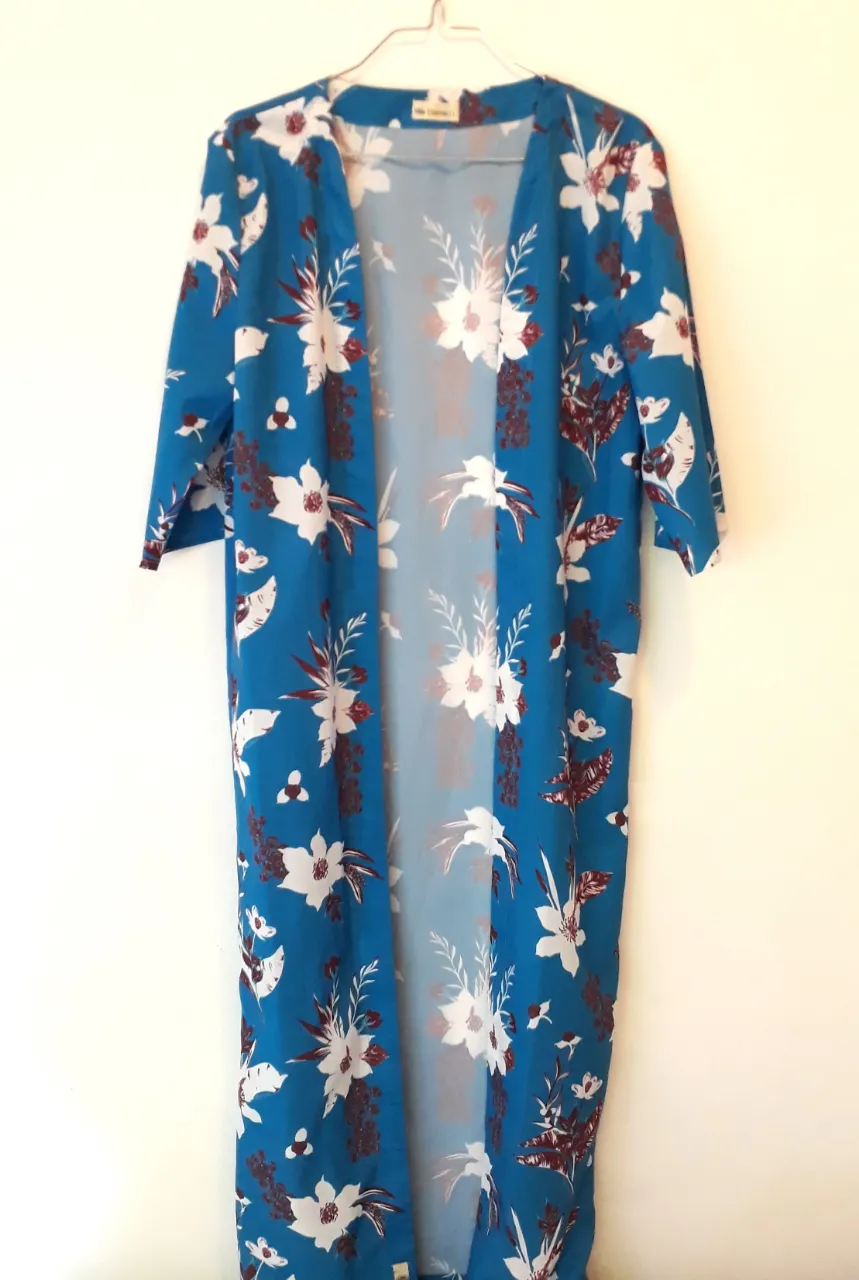 Kimono largo estampado con flores en tonos azules, blancos y bordó. Ideal para un look playero o casual de verano.
Medidas:
-Axila a axila: 52cm.
-Largo total: 117cm aproximadamente.