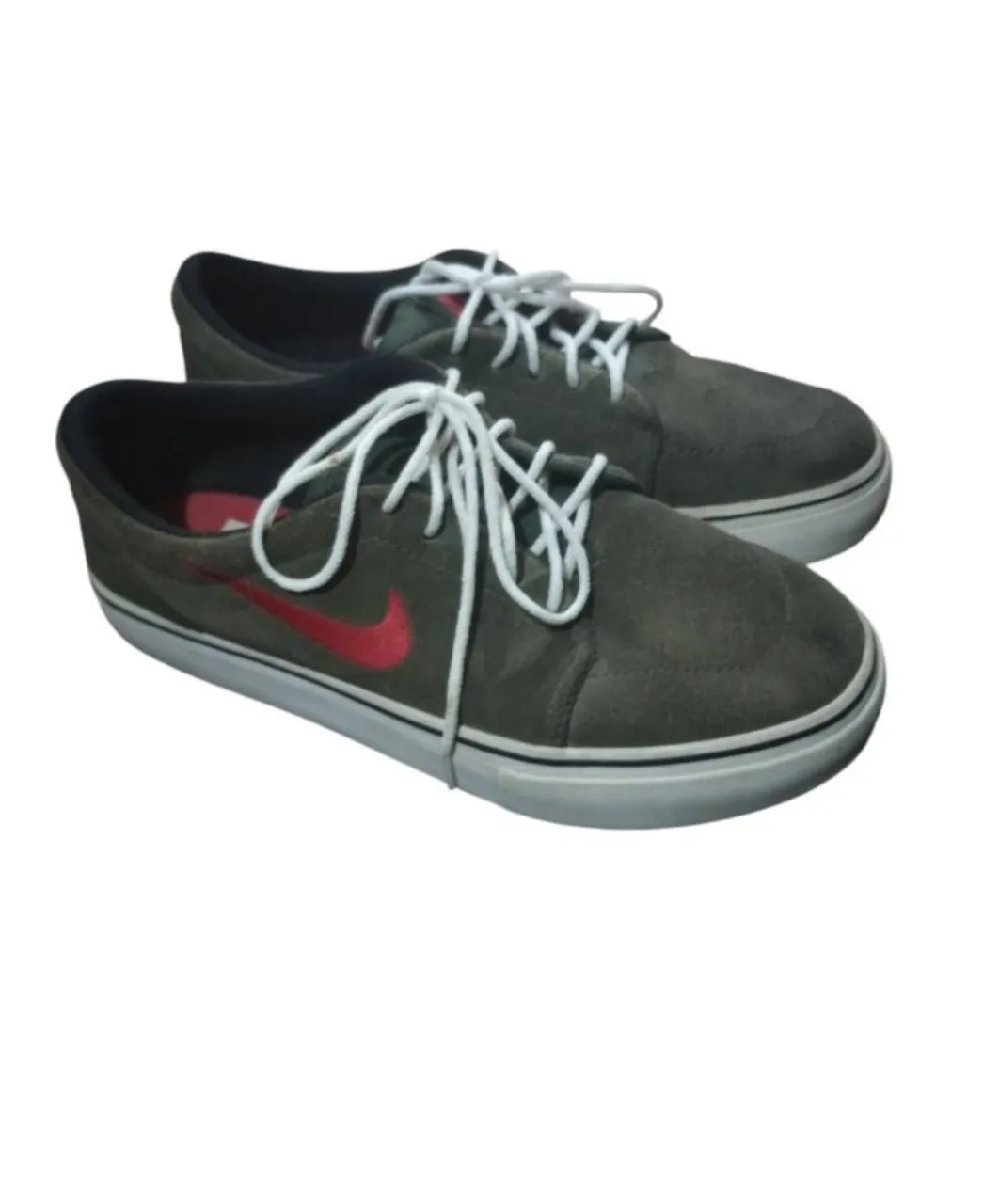 Zapatillas deportivas Nike SB de gamuza color verde con detalles en rojo y cordones blancos. el talle es 37.5 de Argentina, son Unisex, pero no permite la aplicación ponerlo.
