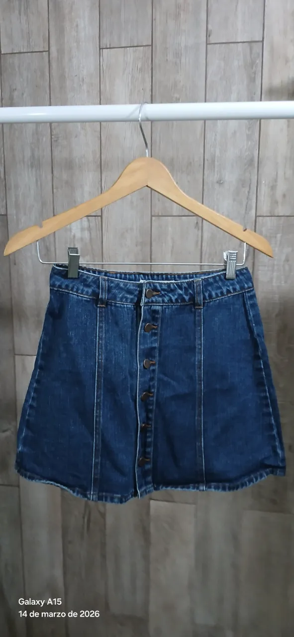 Pollera de jean azul con botones al frente y costuras verticales. Life in progress es una linea de Forever 21. 100% algodón,  nueva.